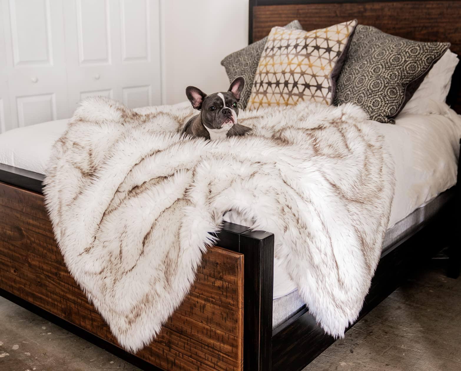 006eb6e5db1fb3f590b3d05143e8f13e037403b5ea6d5dd8c85a11f151f1b821.jpg Paw Brands PupProtector Waterproof Throw Blanket, White - Image 1