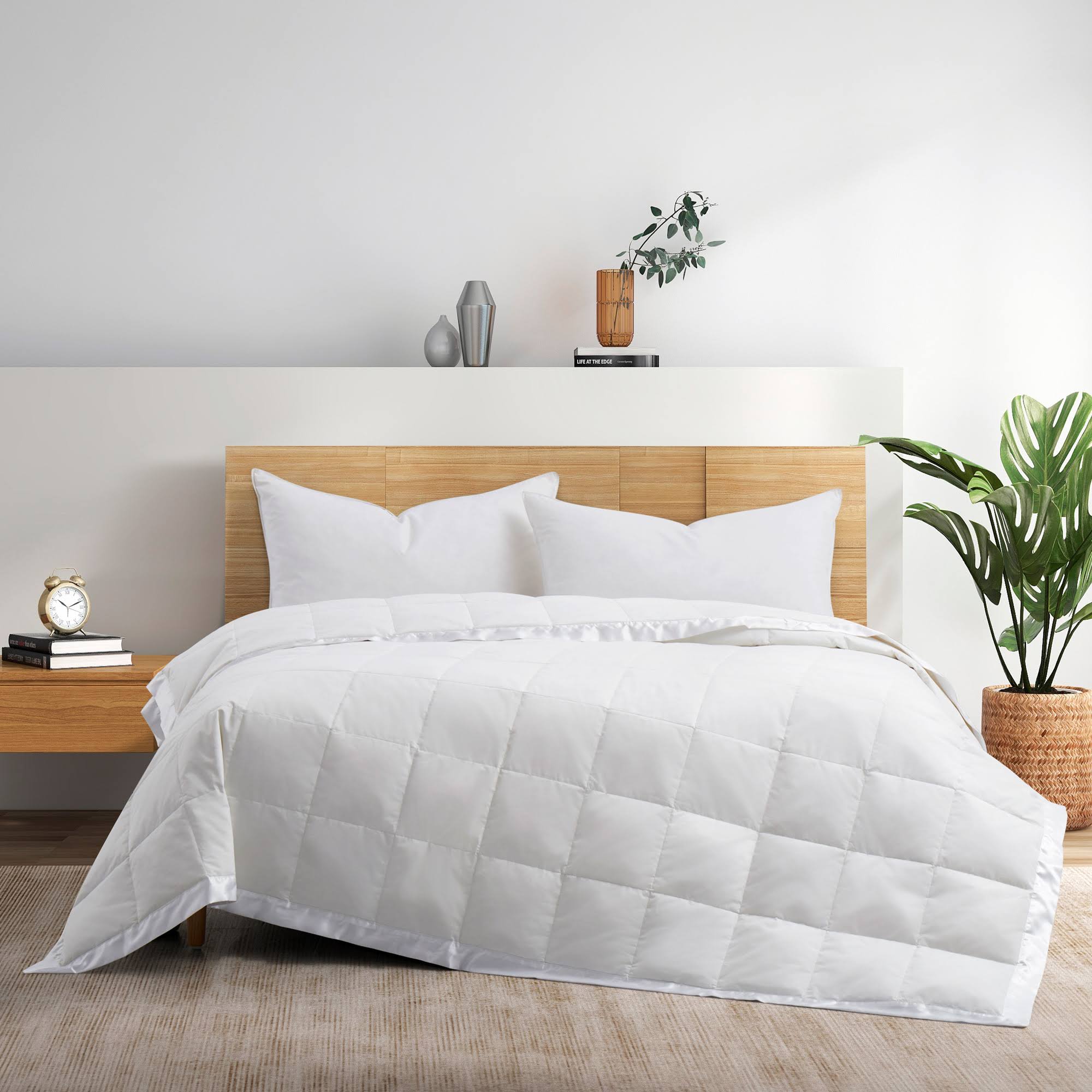 064662581110350794b61992941eba8066b9e46a9a8d8d3a7b46b488e93d3501.jpg Puredown Light Weight Down Blanket, Cotton Cover, Satin Weave - White, Full/Queen - Image 1