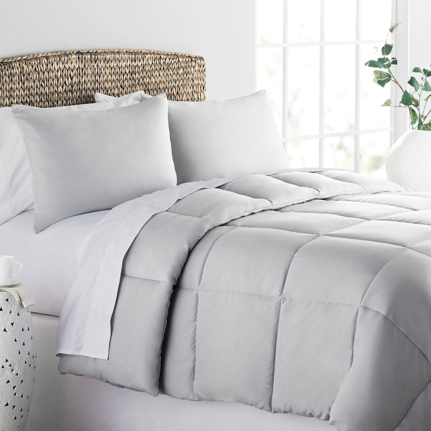 1f72657d19094de4a3a822862e5bc2310fb8f62305e0db8554e7f59e1abd79f5.jpg Member's Mark Down Alternative Comforter Set Full/Queen Silver - Image 1