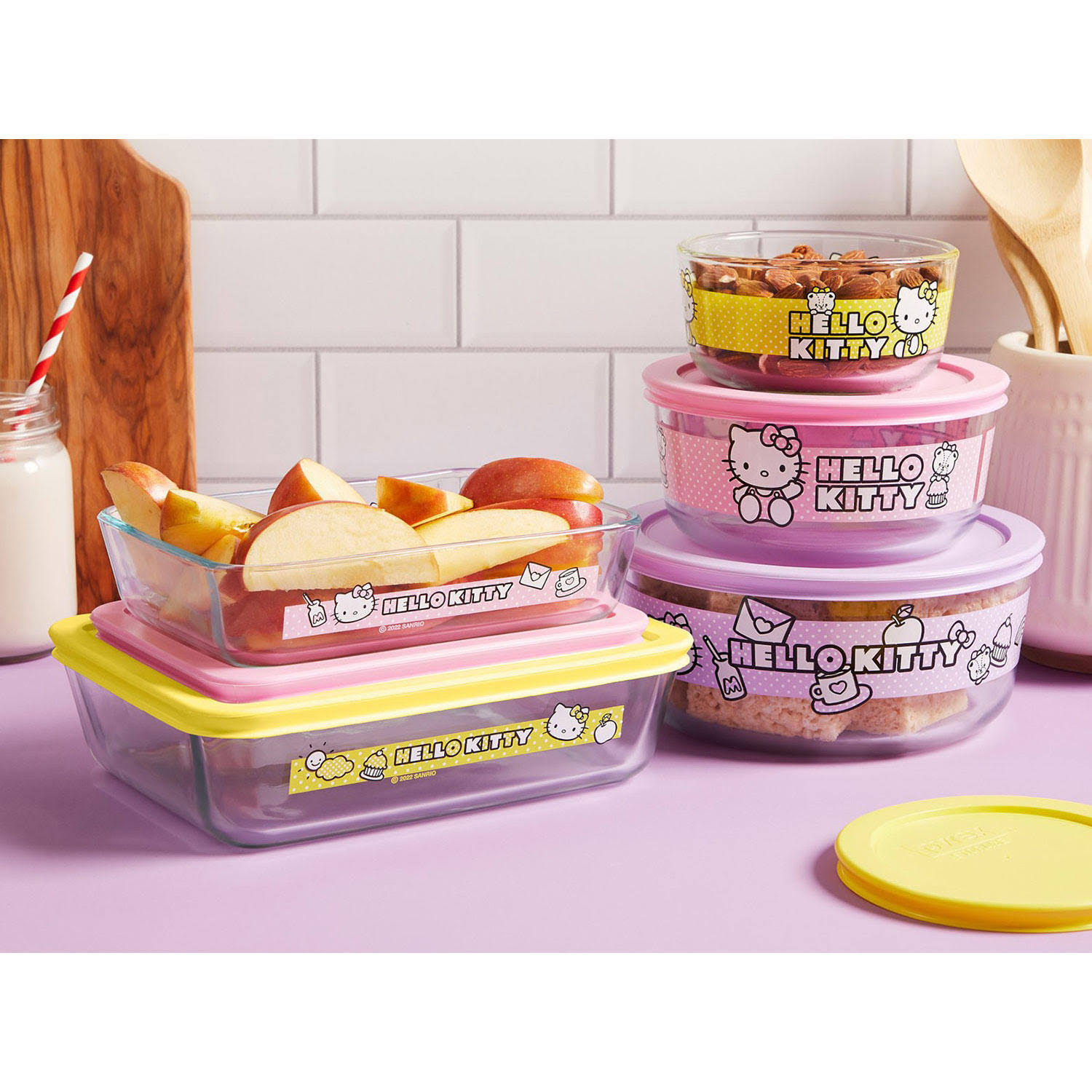 1f76b19bad57445ea9d5a2f45c6960c3a1554c31d90f130df9ce2dd5fc987e28.jpg Pyrex 10 Piece Glass Food Storage Set (Hello Kitty) - Image 1
