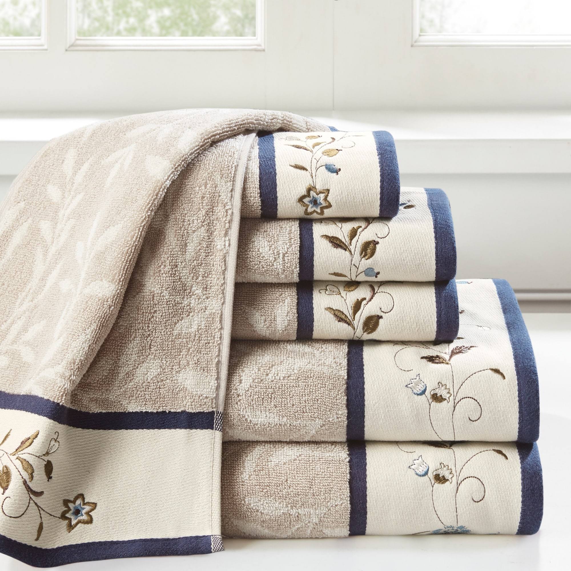 3901b2c9c84fd911711be68c548eecebfa684817557bfb64434874fddd0287a0.jpg Madison Park Serene Navy Embroidered Cotton Jacquard 6 Piece Towel Set - Image 1