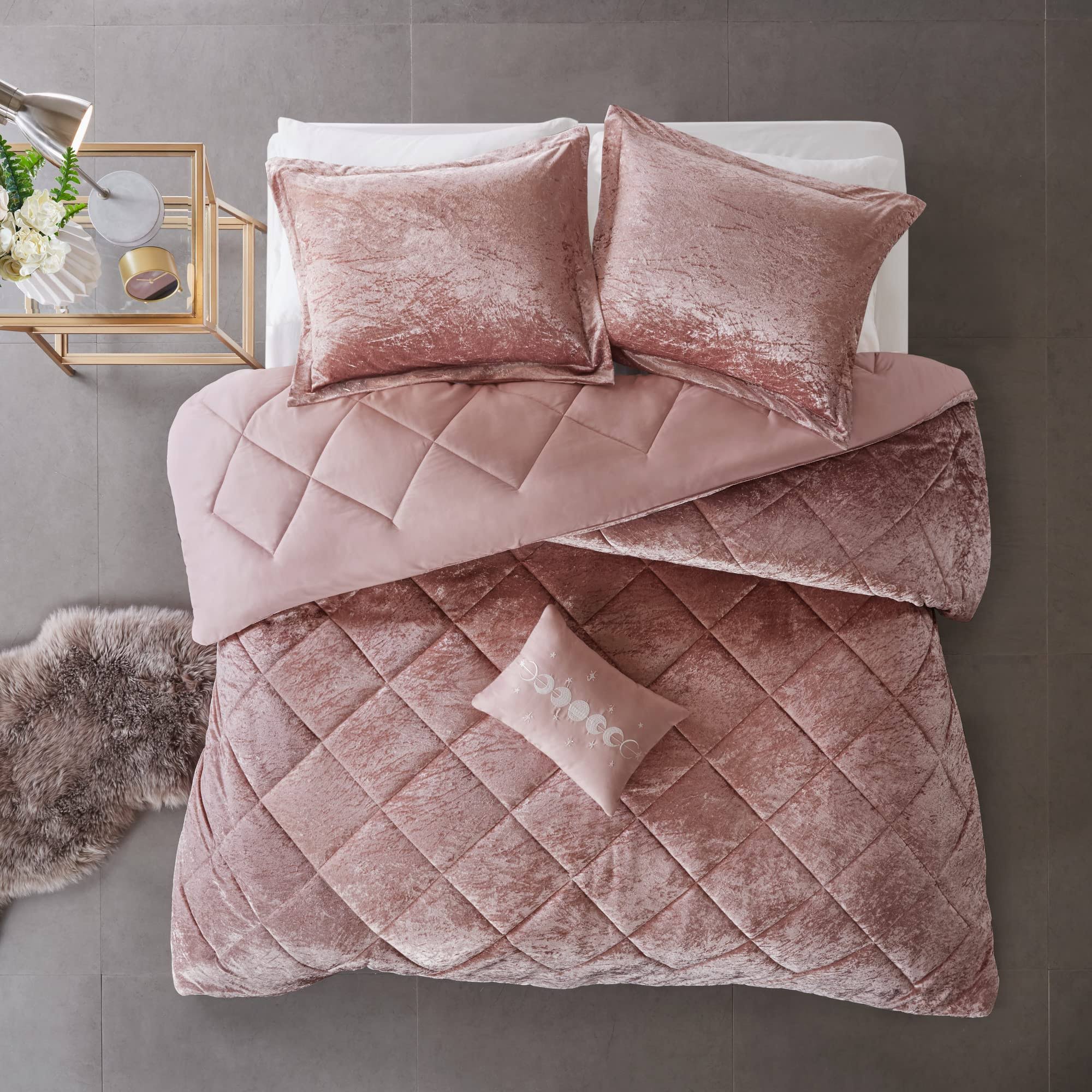 3c2b630cd560fa92af837c0bd7f8d943b72c1f33cca6d03a781f88b8145f5c51.jpg Intelligent Design Felicia Twin/Twin XL Blush Velvet Duvet Cover Set - Image 1