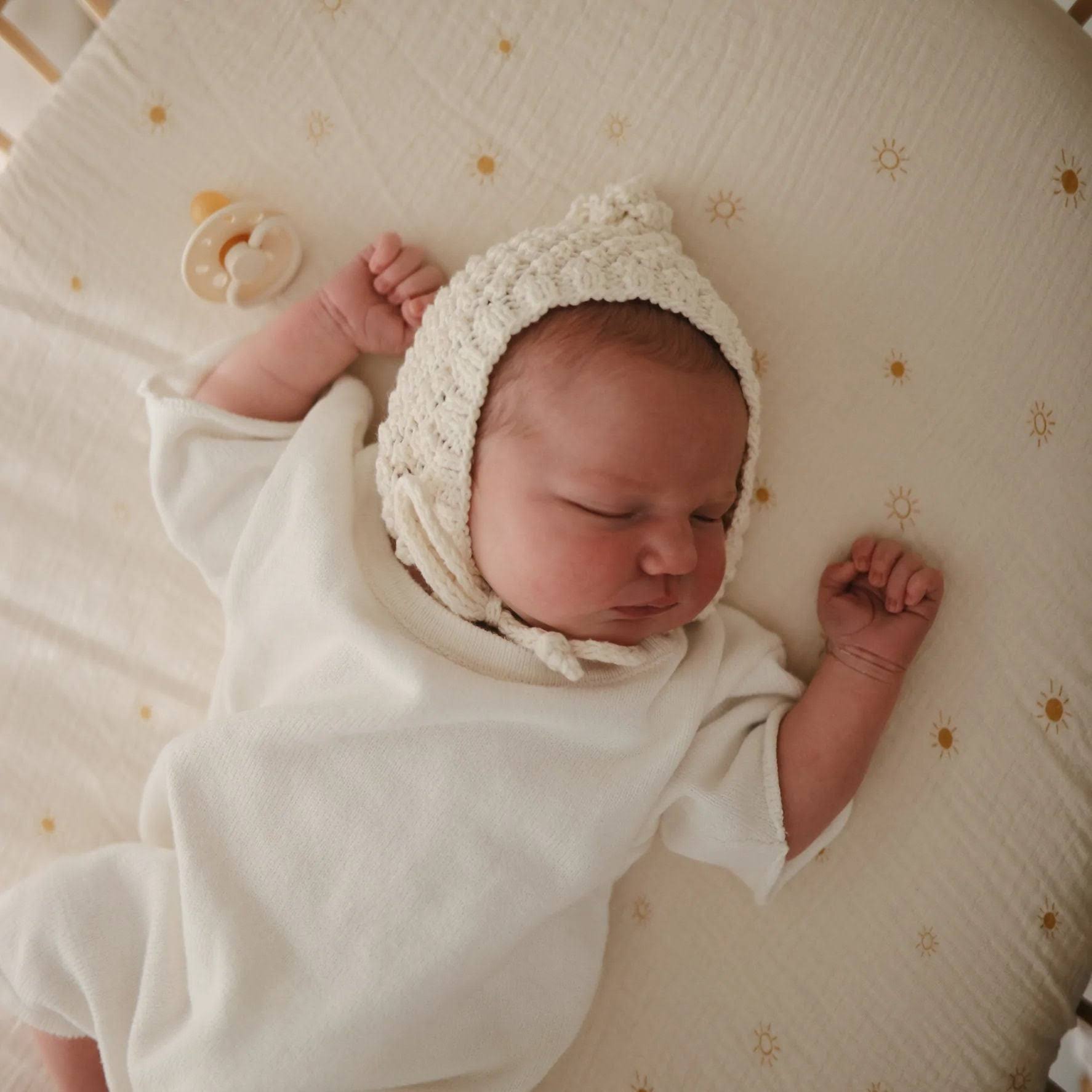 3d31f3de9b7ee073661eaf2f9388140cd8983156e3cd4fa864965f0c109adc7a.jpg Mushie Fitted Crib Sheet | Extra Soft Muslin Crib Sheet | Breathable | Material: 100% Cotton | Fully Elastic Corners | Pre-Washed | 40x10x100cm (Sun) - Image 1