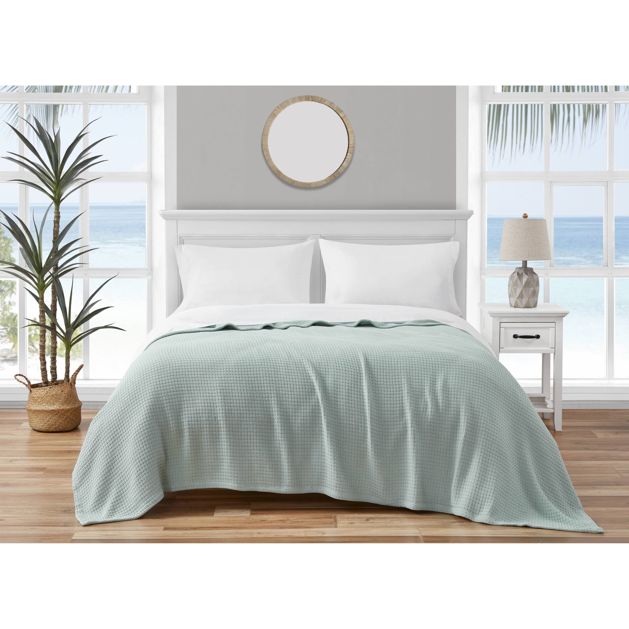 3fa8c5e1f52dce26bbd639c0693a1b912a7d3b932cfb23558bea610ebf9592a2.jpg Tommy Bahama Bahama Coast King Blanket - Image 1