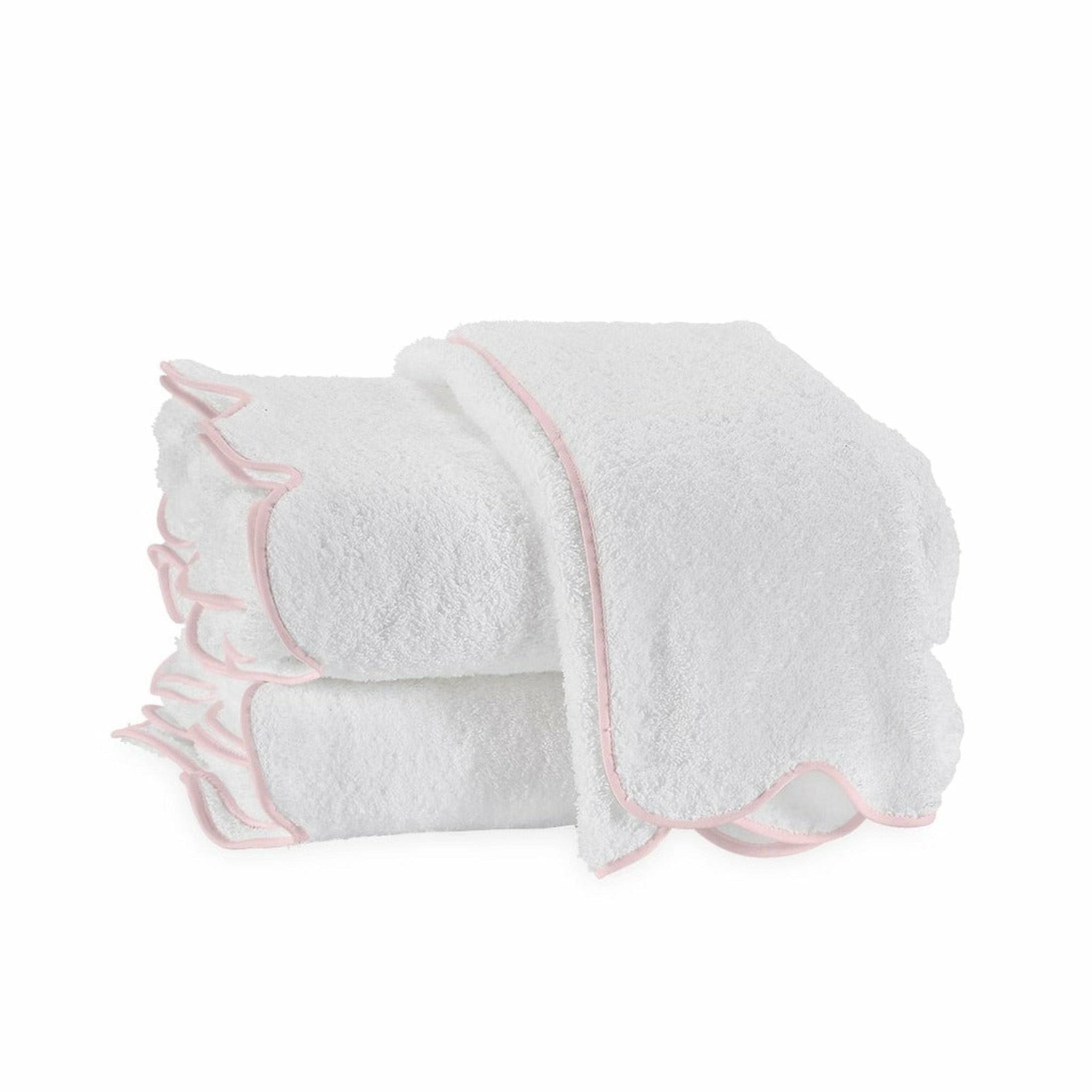4720709f743448de3fe7cf2e24e2f79119d83353888eb077dddb33554176463c.jpg Matouk Cairo Scallop Guest Towel - Pink - Image 1