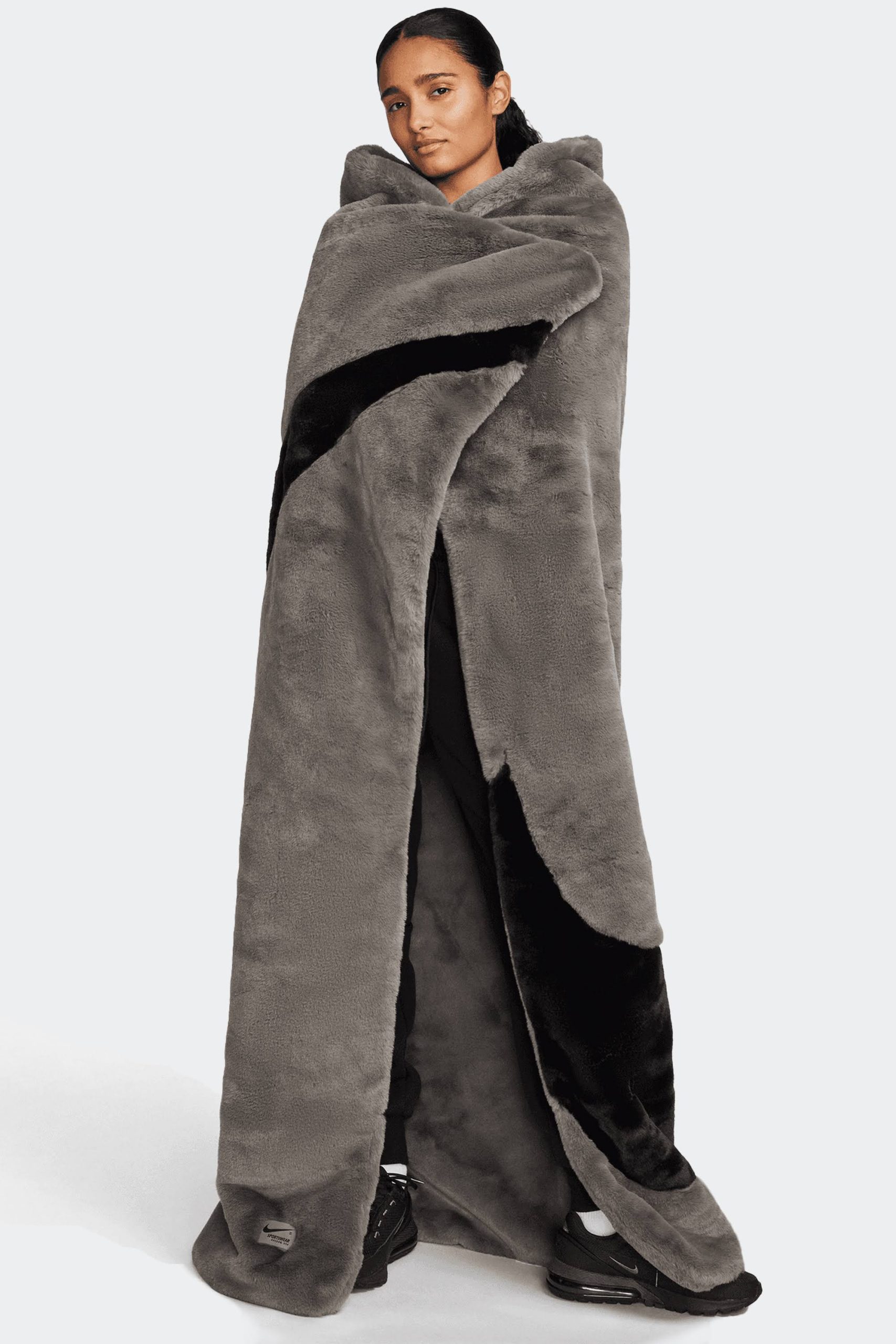 47c50a20afd02e5fe2b096bdaabe6fd8fc671258733d0cde19e232c71d5a54c9.jpg Nike Sportswear Faux Fur Blanket - Image 1