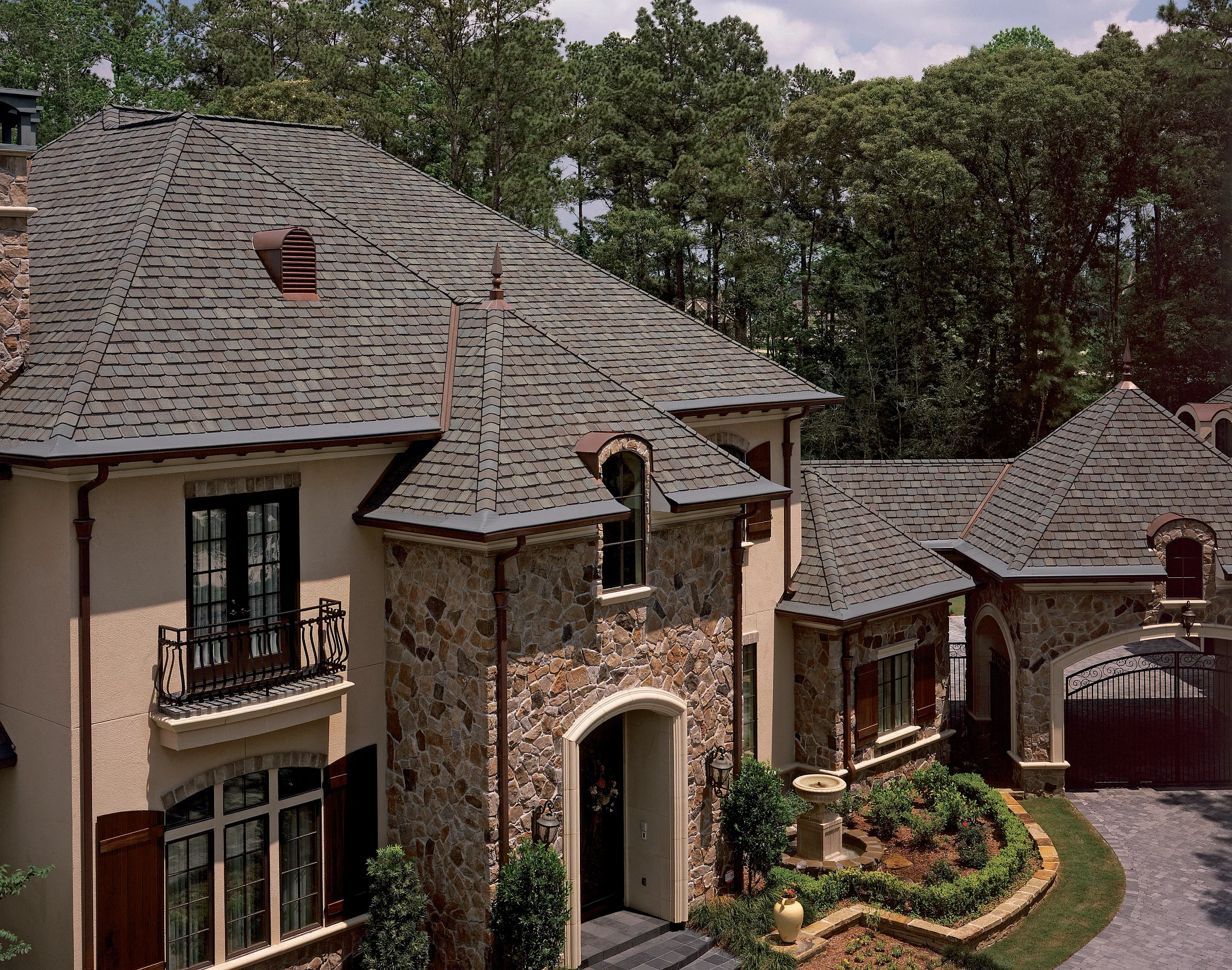 56fad587730127e473a1780a4020b2d8b5f0bfc7340dbce9fc59f56598ce480e.webp CertainTeed Grand Manor Colonial Slate Designer Asphalt Shingles – 5 Bundles per Square - Image 1