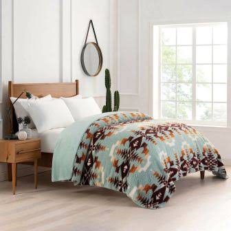 66193c5ce7c10623dae33bd98405dab680f4a8f8e8f192045ab3fe4cb7166572.jpg Pendleton Bedding | Pendleton Blanket Fleece Sherpa Queen Avra Valley | Color: Blue | Size: Queen | Glchic's Closet - Image 1
