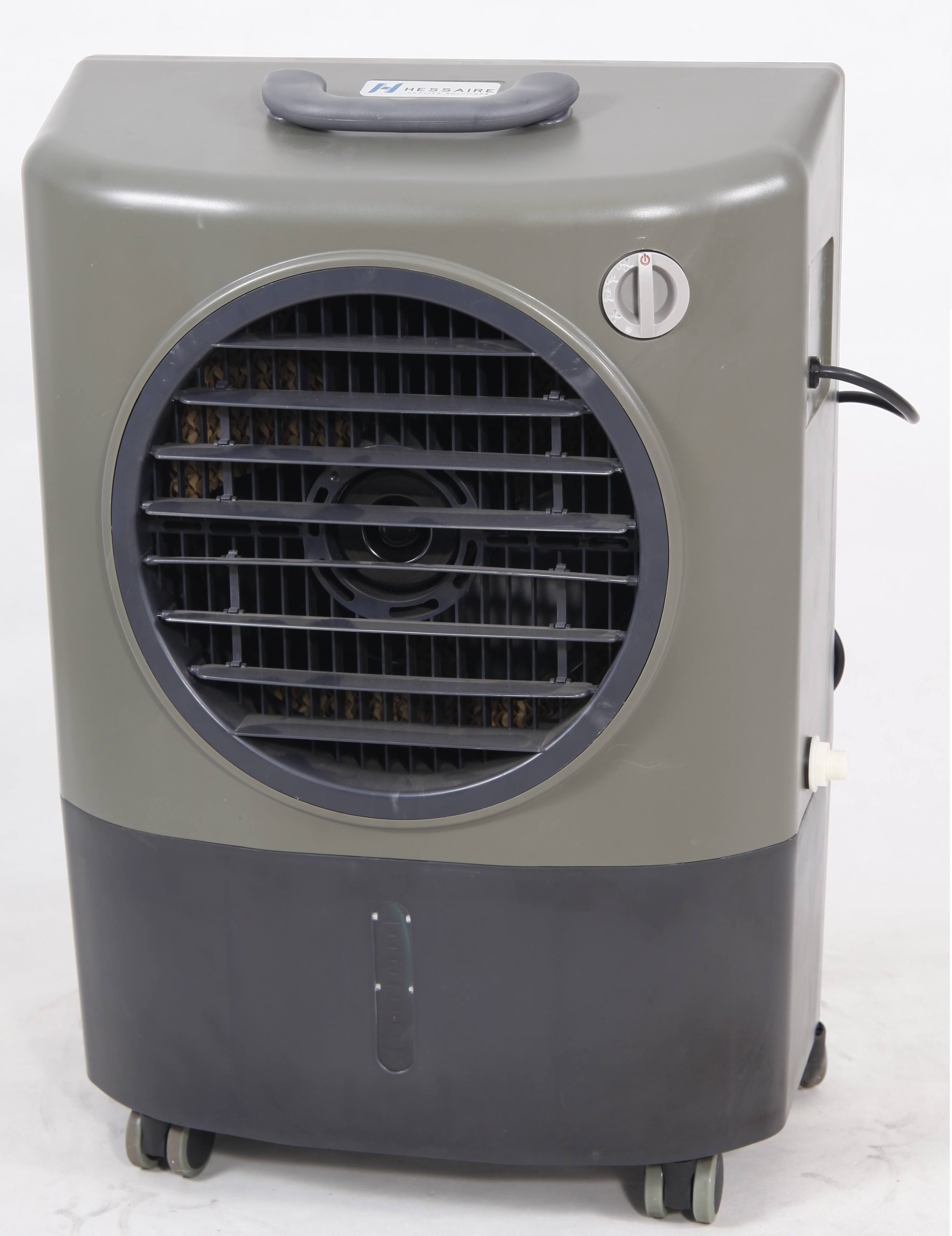 6669dff1fa1c179075127def3290f2e78c30593e2b14f4753df933f0125b672a.jpg Hessaire MC18V Portable Evaporative Cooler, Green, 1300 CFM, Cools 500 - Image 1