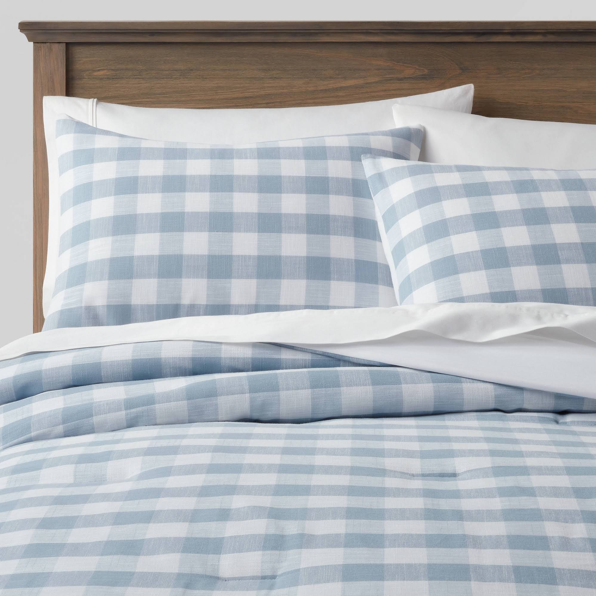 69fa3c912382f364f3abf4e35664a0631d5ac87fb4911deac32e009bae4d5315.jpg King Yarn-Dyed Gingham Comforter & Sham Set Light Blue - Threshold - Image 1