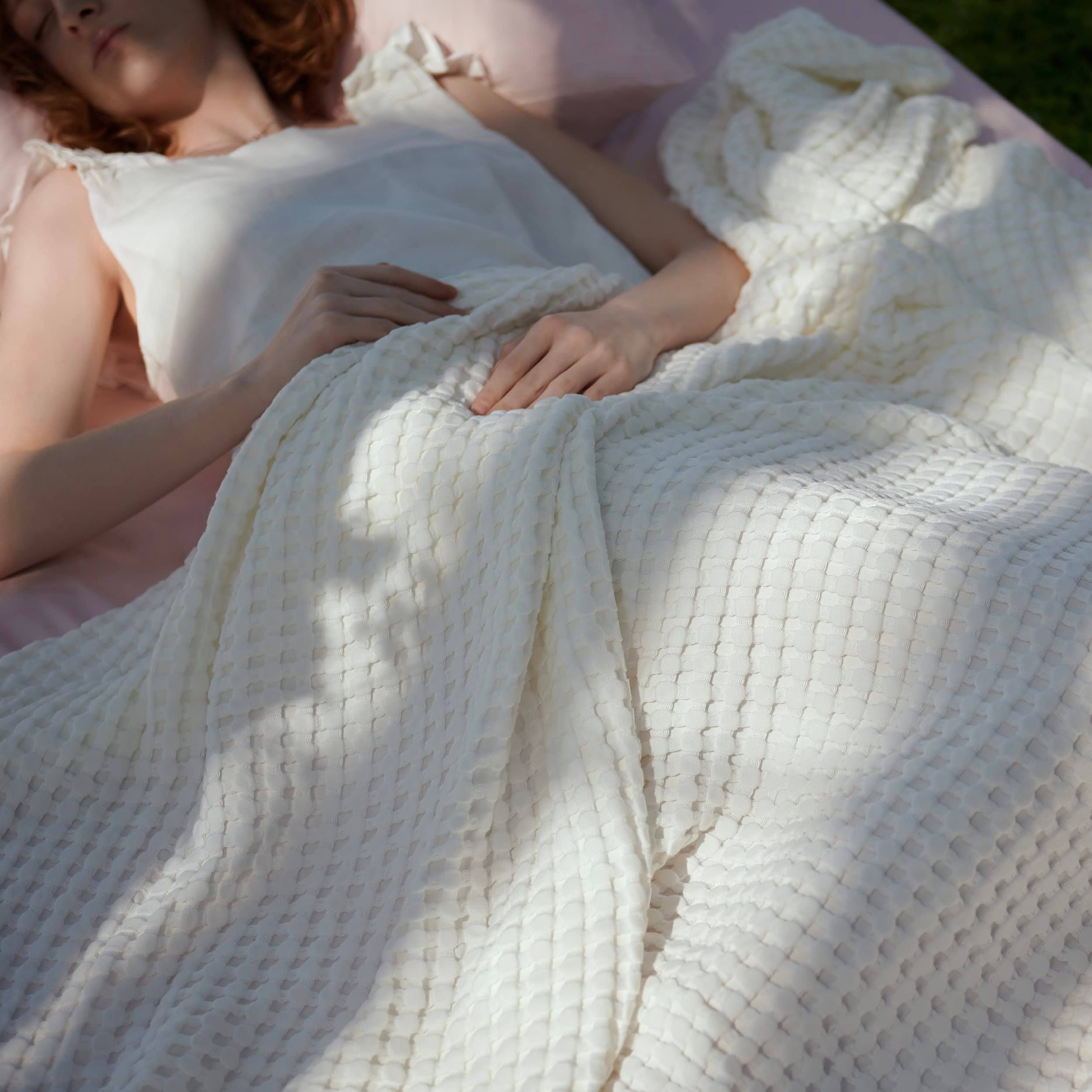 6f33b2a1a2a7d00fb873e84ea9e5d2fe8755a18ff98a996a30d2df2be158d0eb.jpg Bedsure Cooling Bamboo Waffle Queen Size Blanket - Lightweight and Breathable Full Blankets for Hot Sleepers, Soft Spring Blanket, Luxury Cotton - Image 1