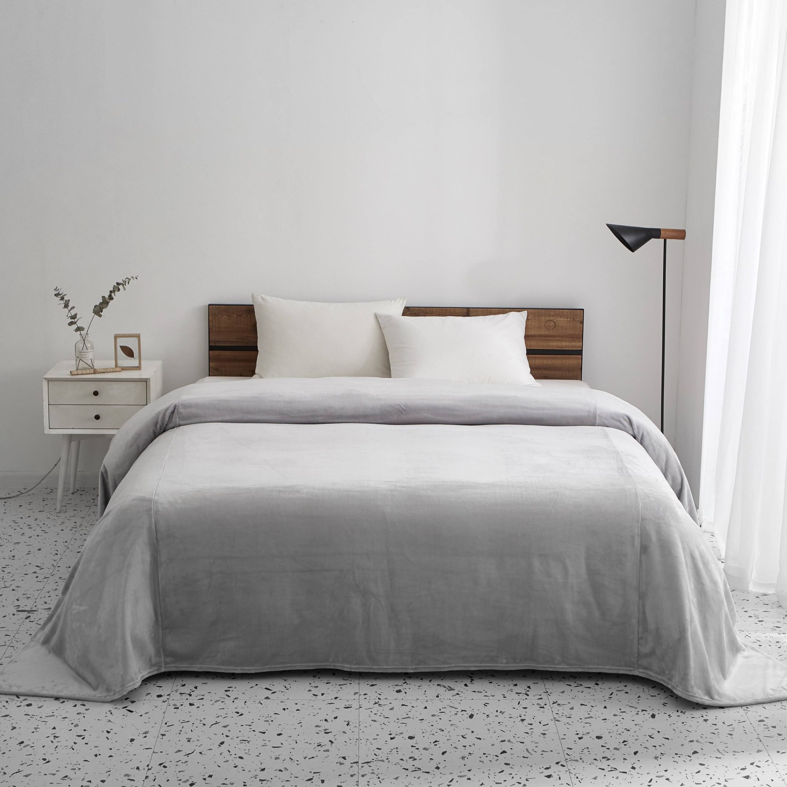 7044d7838d939ade35b940dfcac5174721100ed9d8a17de6b4dff987685e31f7.jpg Serta So Huge Oversized Fleece Blanket, 10 Feet x 10 Feet ,Grey - Image 1