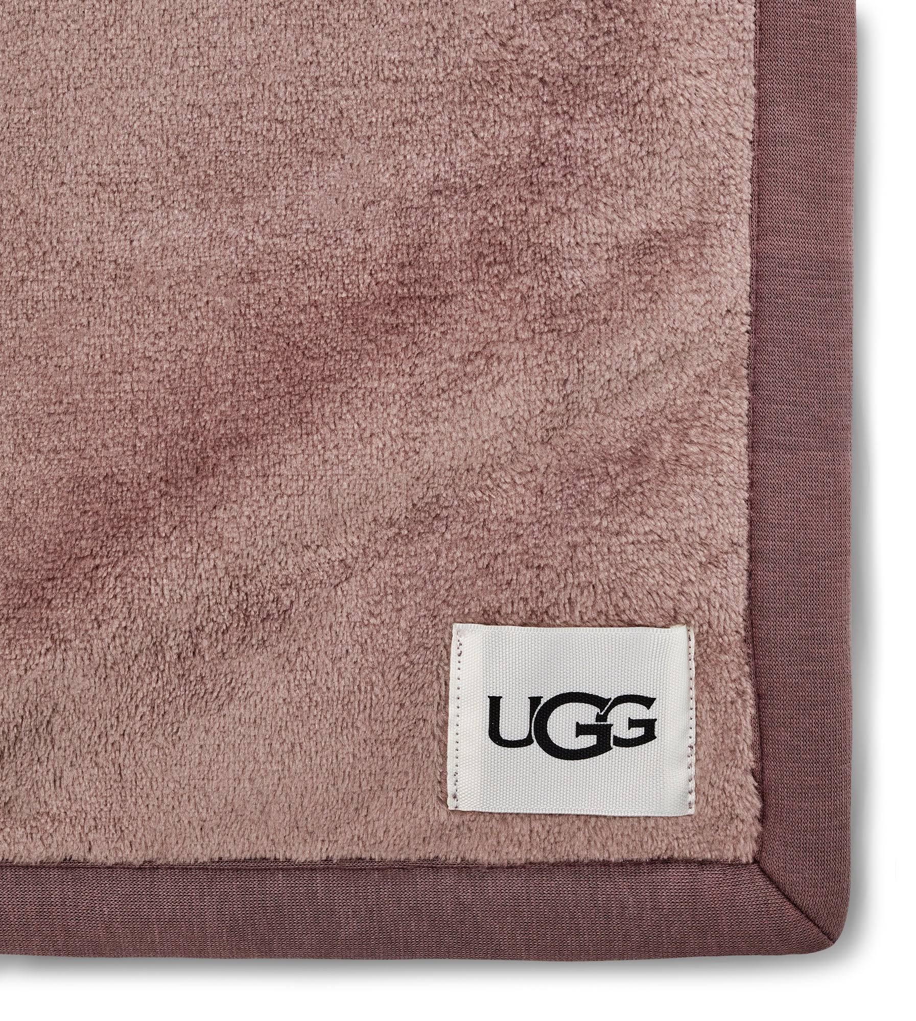 759f42aa9836e38112a52014b154776c67b94a54c3d0110e34e3c6ebd123cc3a.jpg Ugg Duffield II Throw Blanket Stormy Grey - Image 1