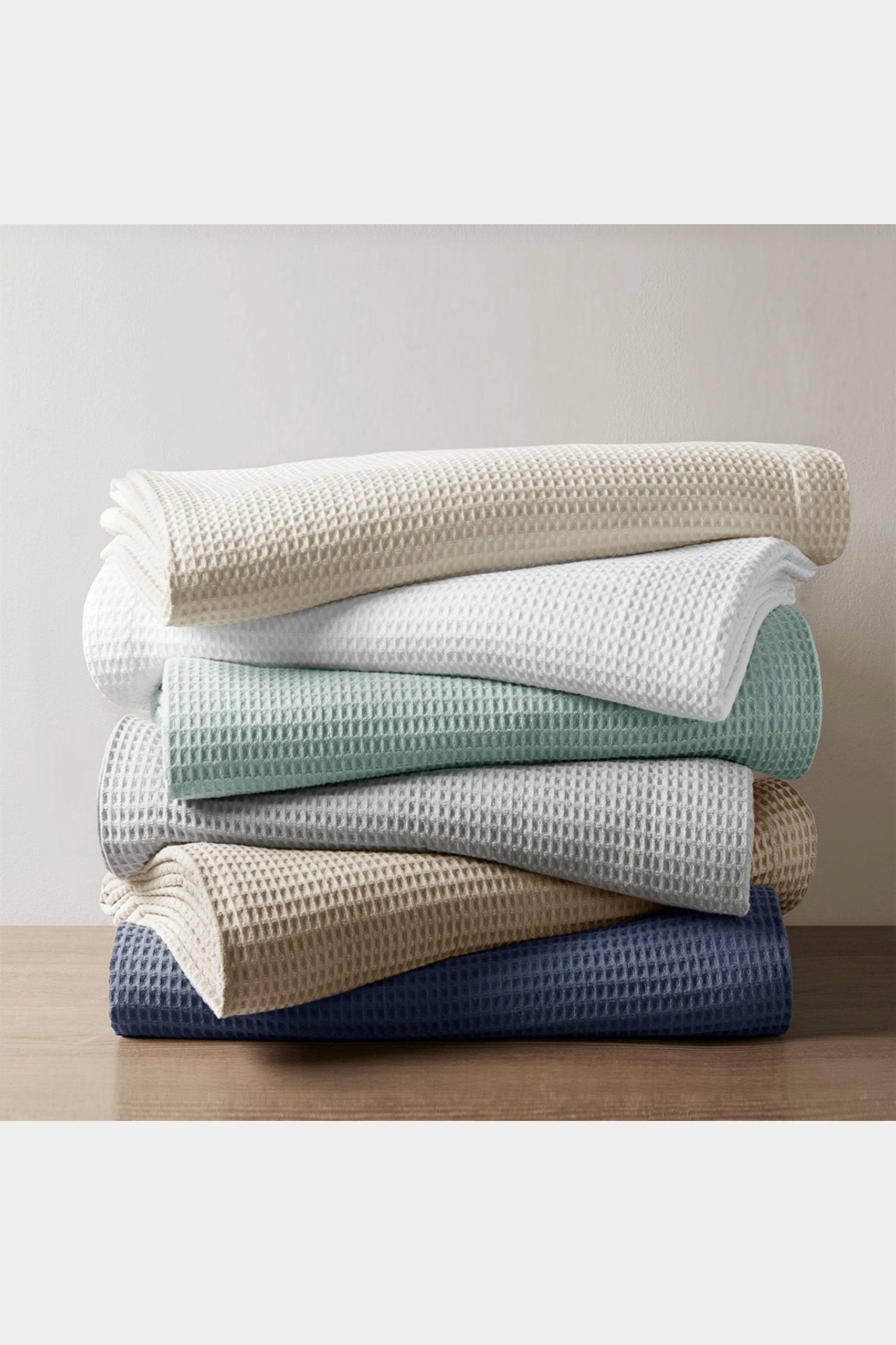7696f871b56a8b218f1f0fdafa6134579826c5471f554678c6e2b4a0ca228662.jpg Beautyrest - Waffle Weave Cotton Blanket - King - White - Image 1