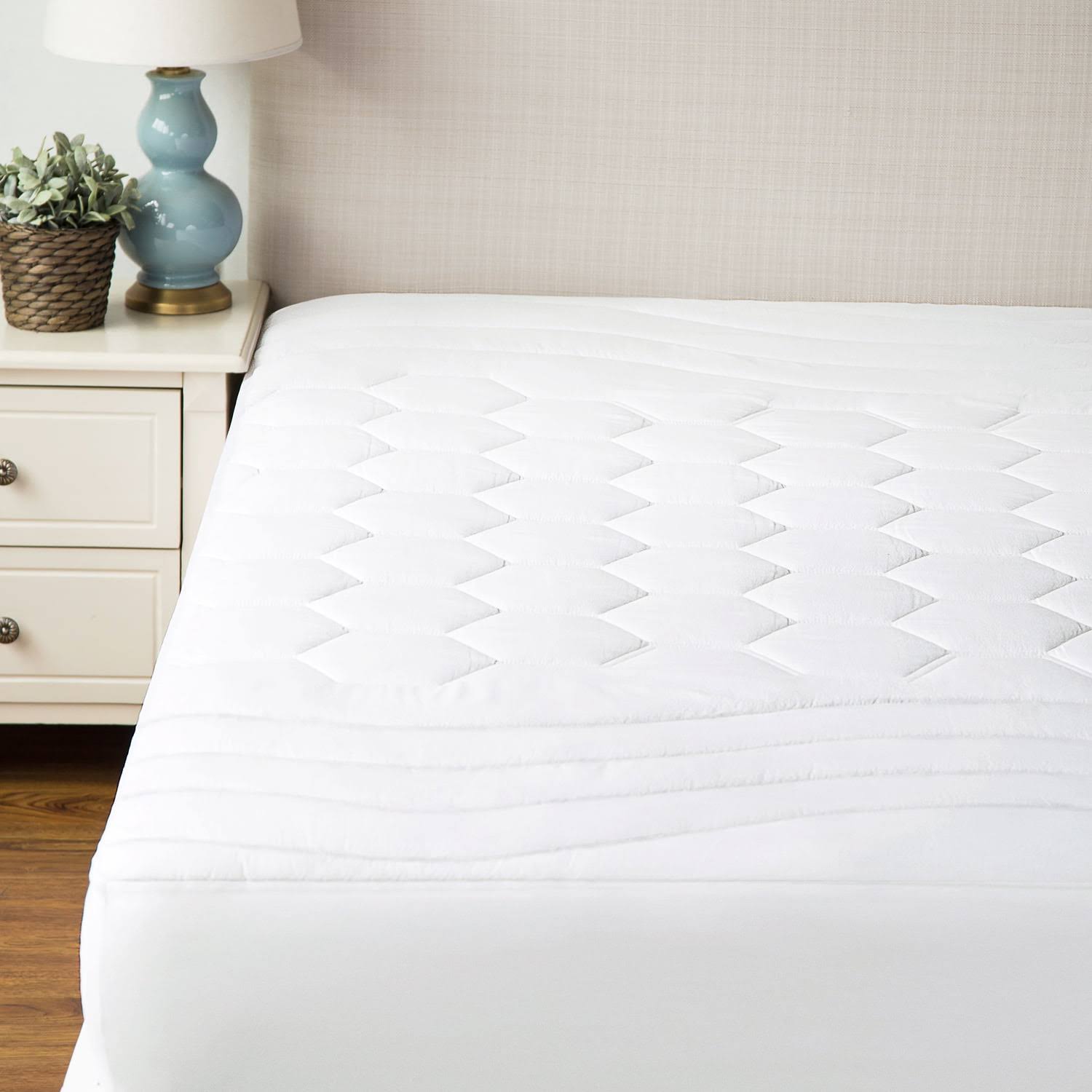 782076c8ed787eac79d6d51f81f2d1eb1dd1fd46a65ff59a49077e4c36c06266.jpg Bedsure Mattress Pad Queen Size - Breathable - Ultra Soft Quilted Mattress Protector, Fitted Sheet Mattress Cover White - Image 1