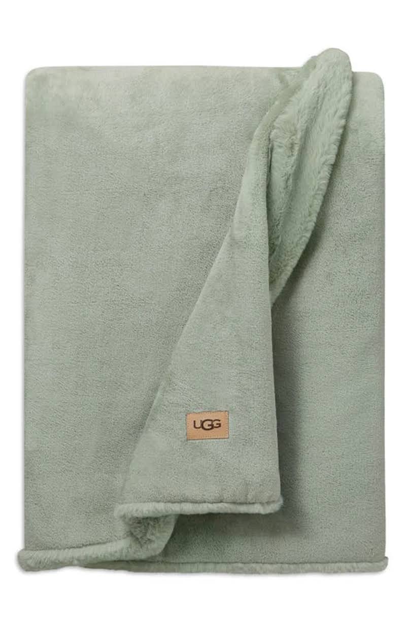 7d8829a9ae49fb902d4b1aba32e2f84956fe36ae804bb387cb4695615566a40c.jpg Ugg Coastline Plush Throw Blanket Desert Sage - Image 1