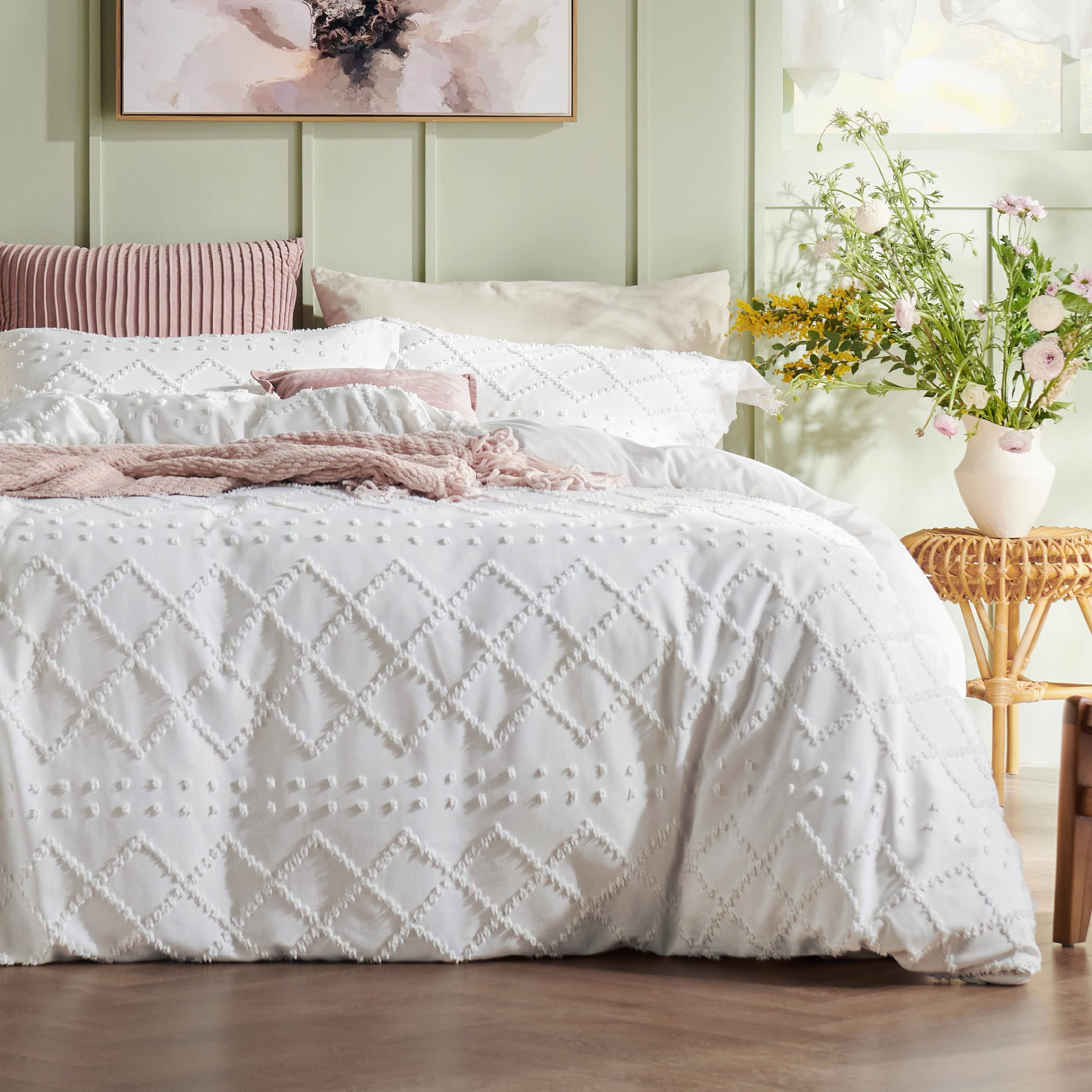 7fd3ecbfbcb08466741055a67bc29db797015276c64d248f732c8f64b09836c7.jpg Embroidery Duvet Cover Set White King - Image 1
