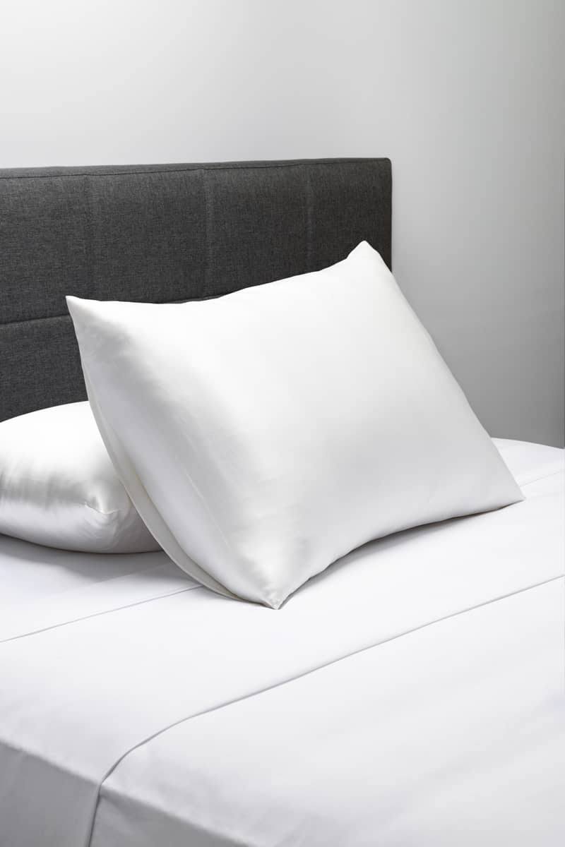 7fd9c99865a7d783cfb2666c67667596daabaa9afabf2de9705f39215172a072.jpg Fishers Finery 100% Pure Silk Pillowcase, Exceptional Value, Mulberry Silk, Available in Multiple Colours, 19mm, White King - Image 1