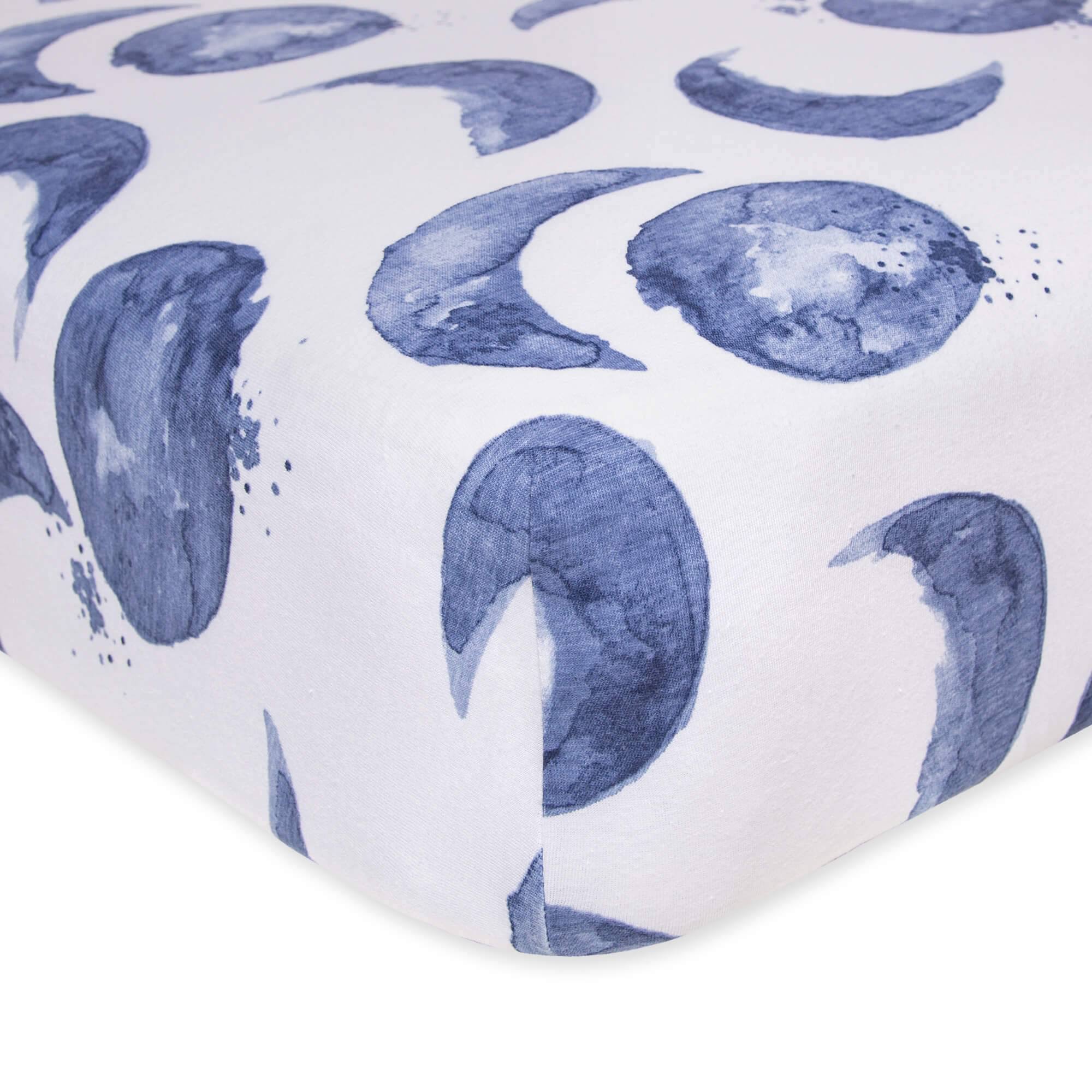 8157668e789767a25bd5c88f4bd23b45af10c548dc4f65e85b438a1089ce50c5.jpg Burt's Bees Baby - Hello Moon! Organic Cotton BEESNUG Fitted Crib Sheet - Image 1