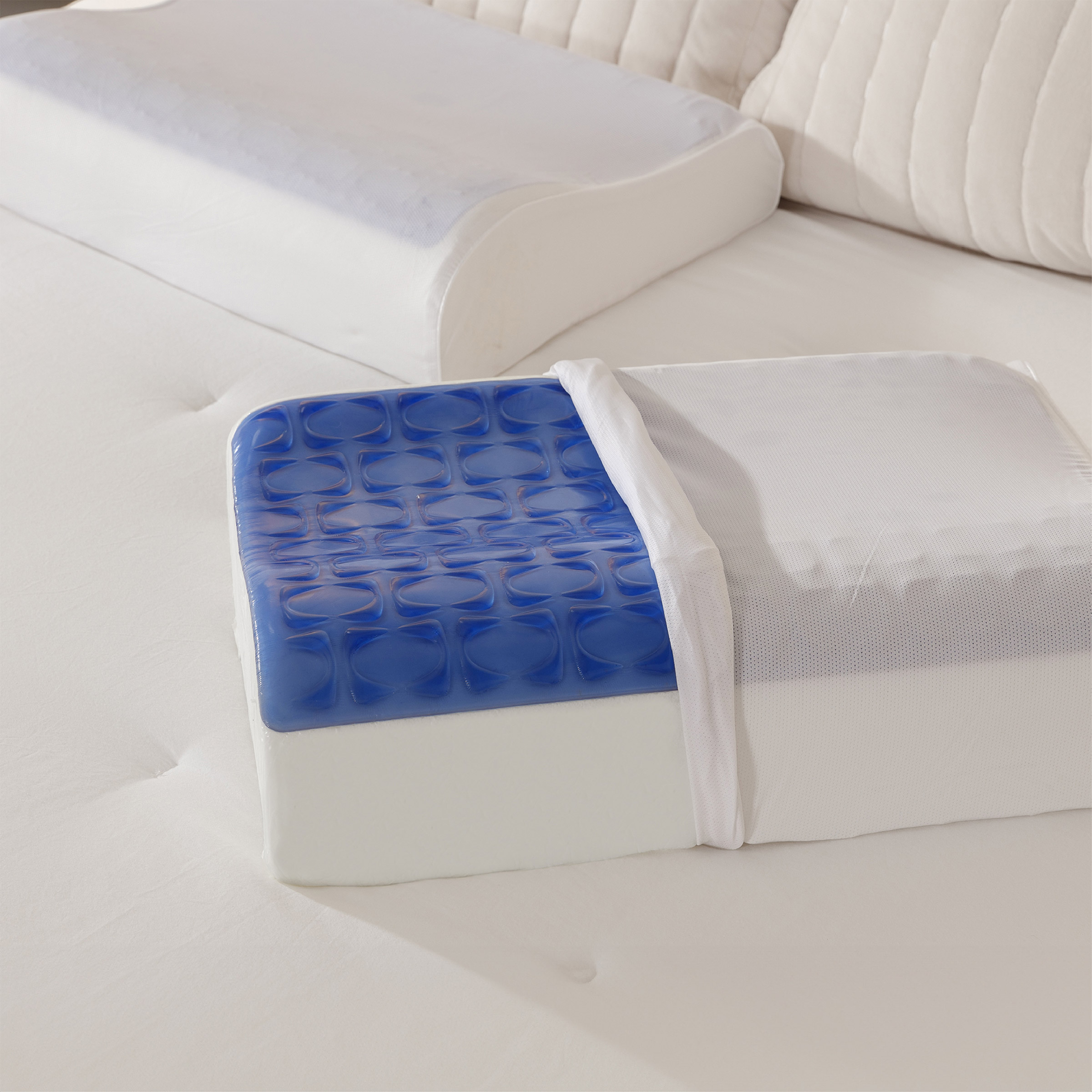 9f30bf312f7721a77813cd03662e58eca00e3aa7307706c7b181f4428821d968.jpg Sealy Cooling Gel Contour Memory Foam Pillow - Image 1