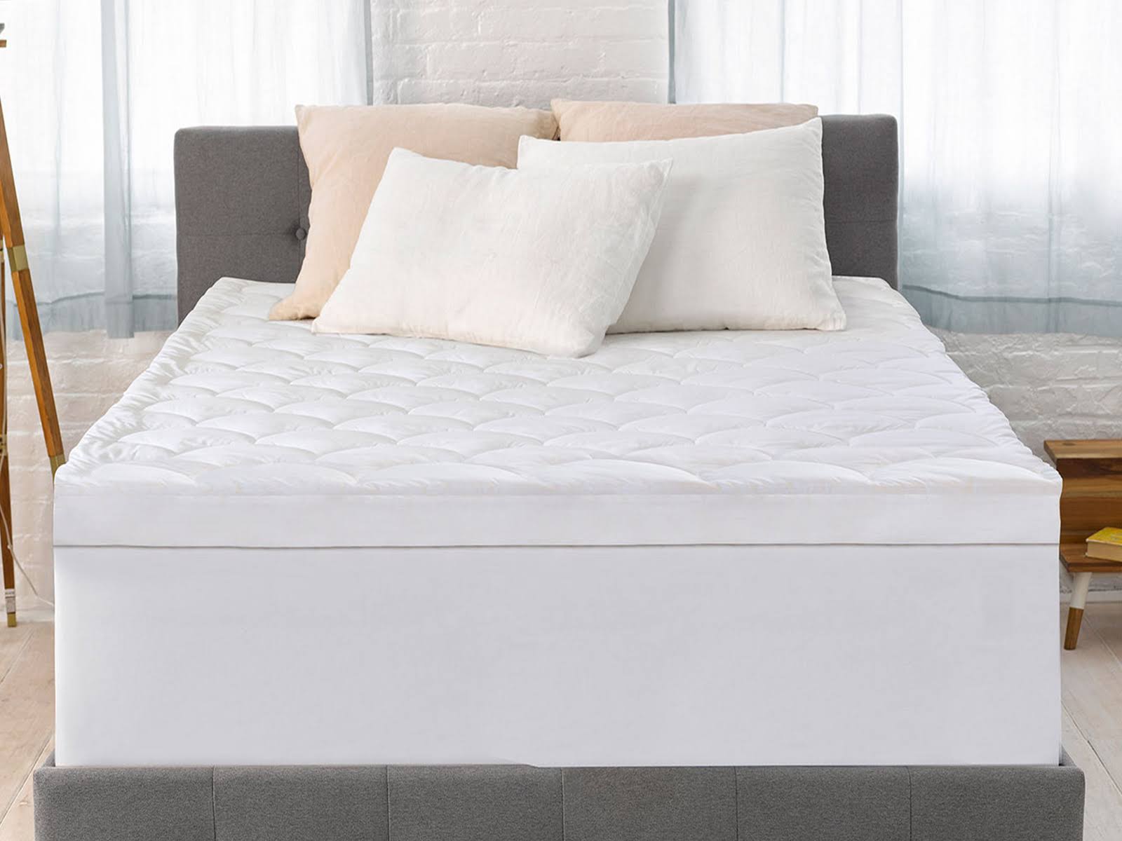 b85ec05f2dc131ab18ebac1bfb8c28d50596ee3f7e7b7f3a5e3d142f1f62c8b6.jpg Serta 4" Pillow-Top and Memory Foam Mattress Topper - King - Image 1
