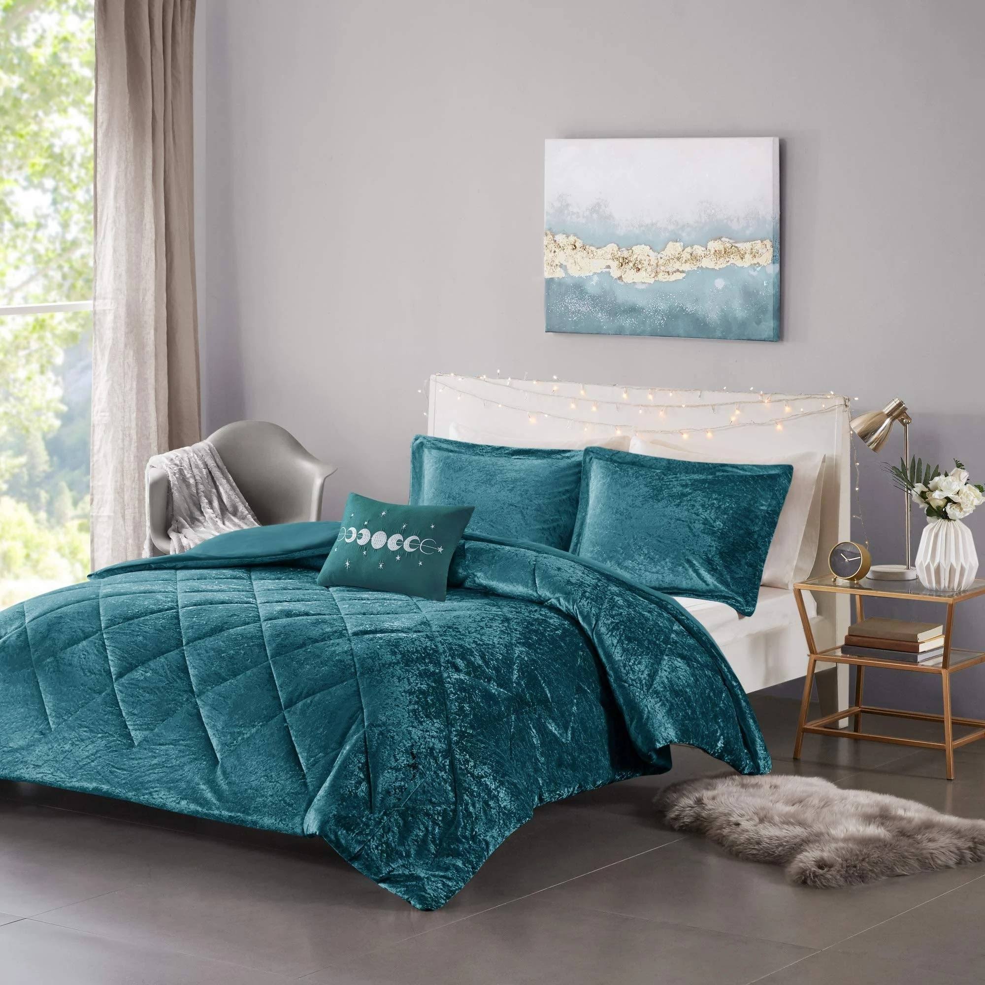 b8de49dd106ae8234c43b19a81ae3f75f817f82aff92a9e3fefd3359f58a0959.jpg Intelligent Design Felicia Twin/Twin XL Teal Velvet Duvet Cover Set - Image 1