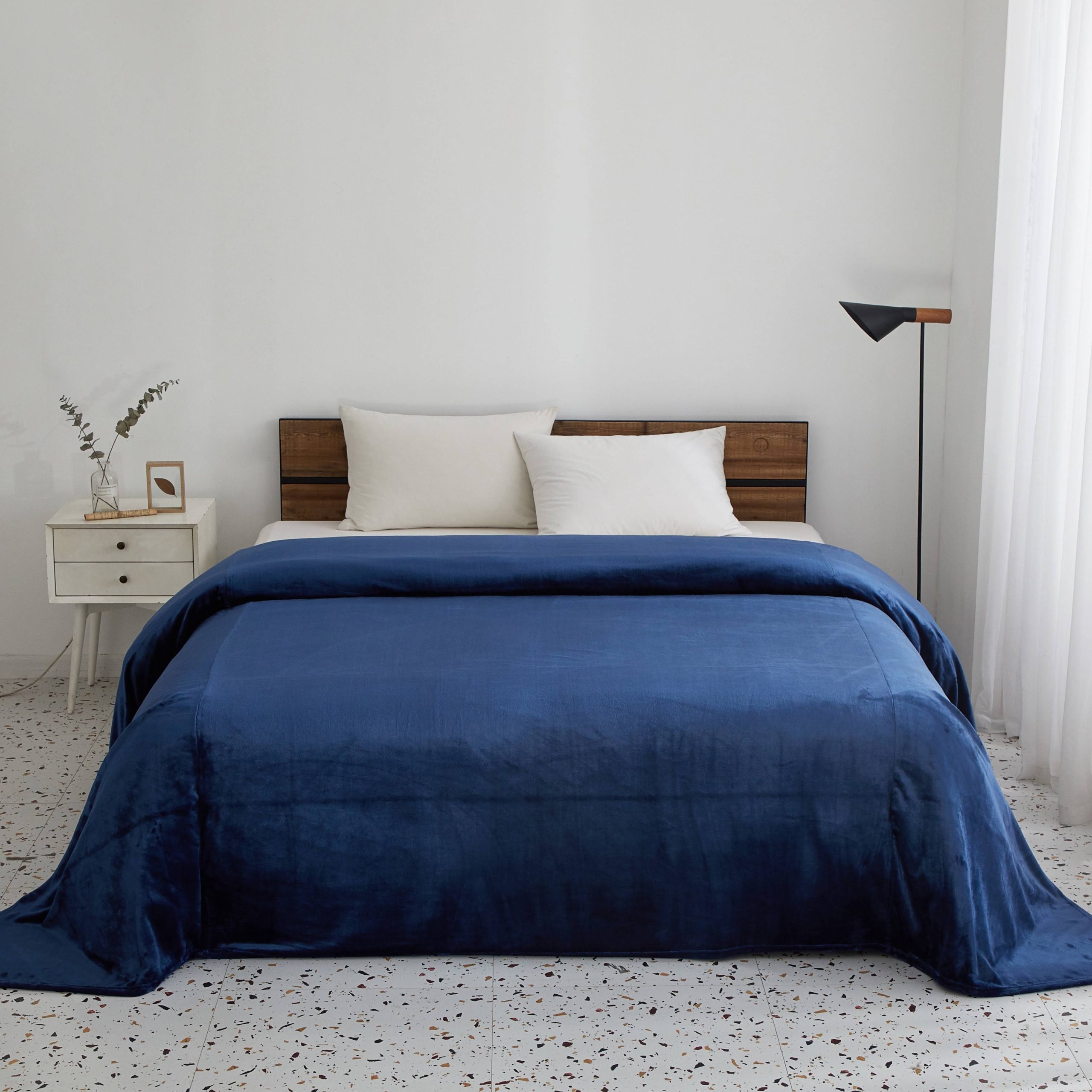 d169ab6c94d3aec2bfc7831f56c8fafd516b13e6845c1efee2400b7e97a6ffe1.jpg Serta So Huge Oversized Fleece Blanket, 10 Feet x 10 Feet ,Blue - Image 1