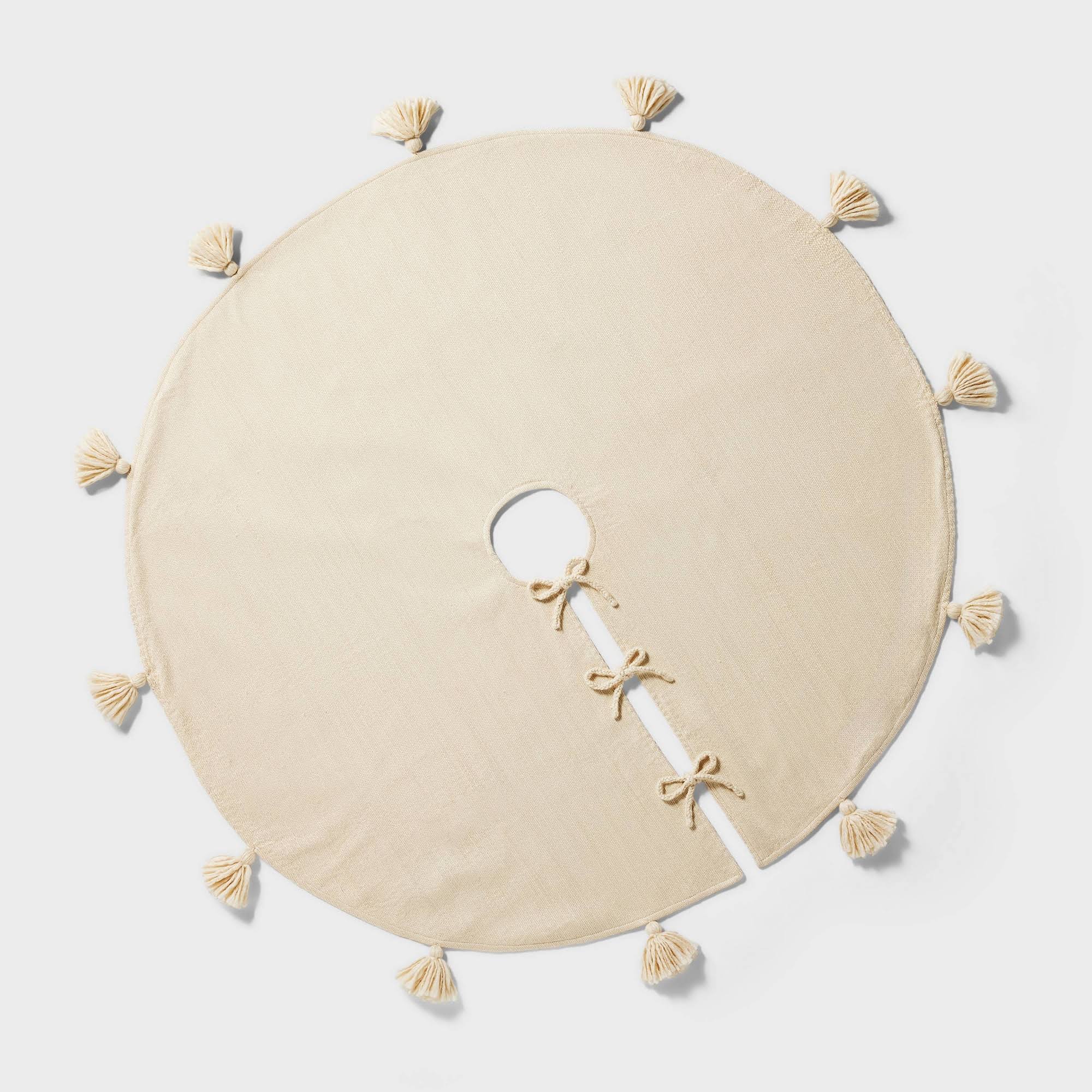 d1f05f53ef1a6b70609af666c34971947647a39f565d268c0e90f2d1896b49ab.jpg Threshold Designed w/STUDIO McGee Tassel Christmas Tree Skirt Cream - Threshold Designed with Studio McGee - Image 1