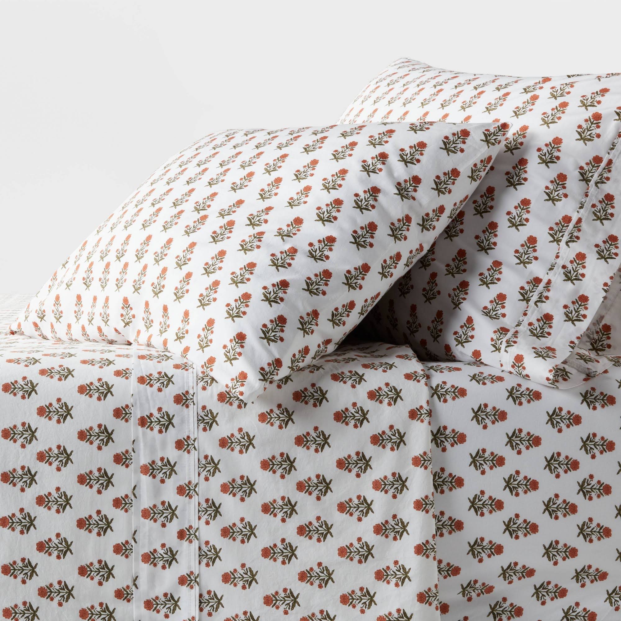 d515c57e00c3e42b58fb3e185734ae483b7dccc600690ef61f260c895e86ab47.jpg Queen 250 Thread Count Organic Percale Sheet Set Mum Flower - Threshold - Image 1