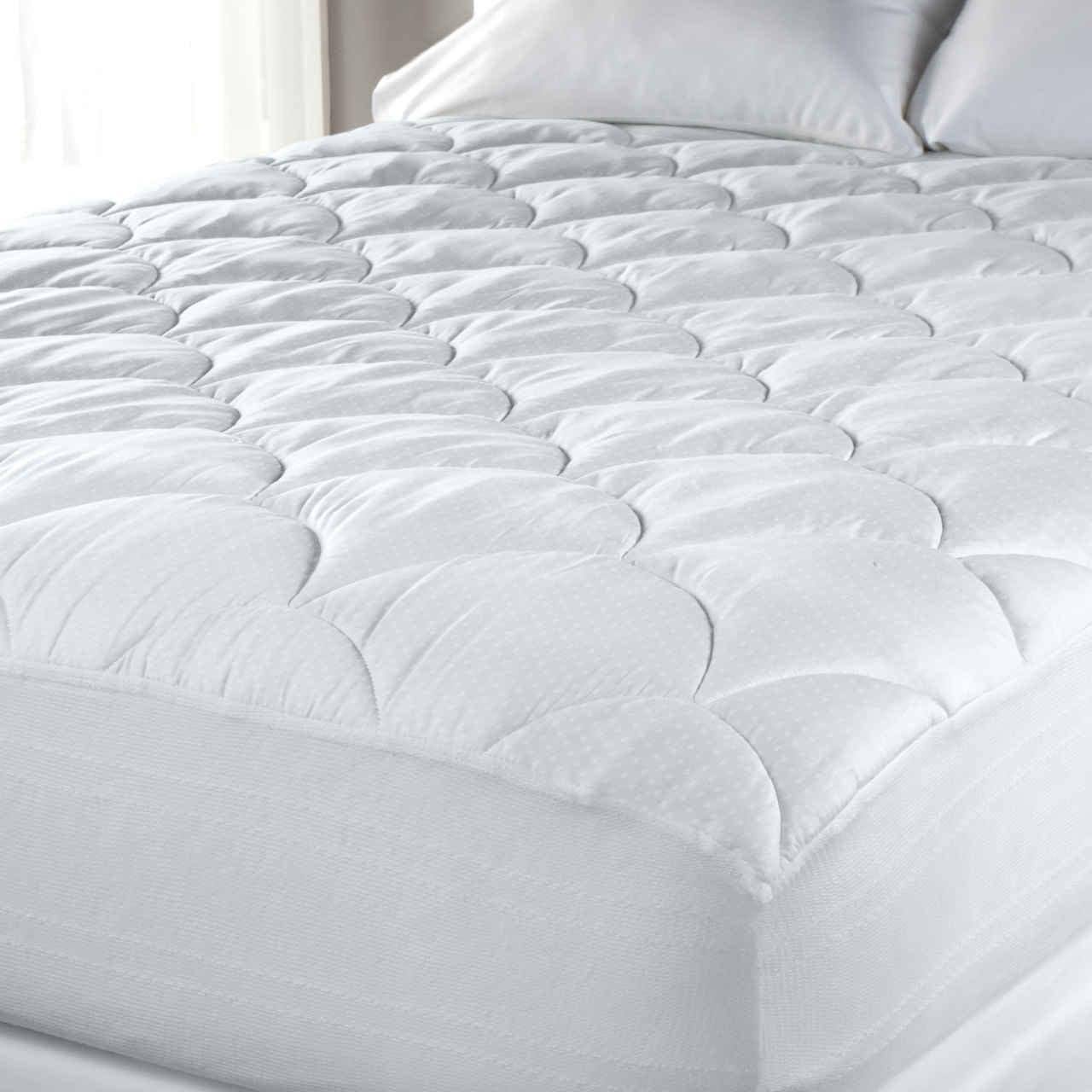 dc69e0a11ad7fa70c045417499eee8658176abb80e64bbf45033eac94fd19bcf.jpg PrimaLoft 600-Thread-Count King Mattress Pad - Image 1