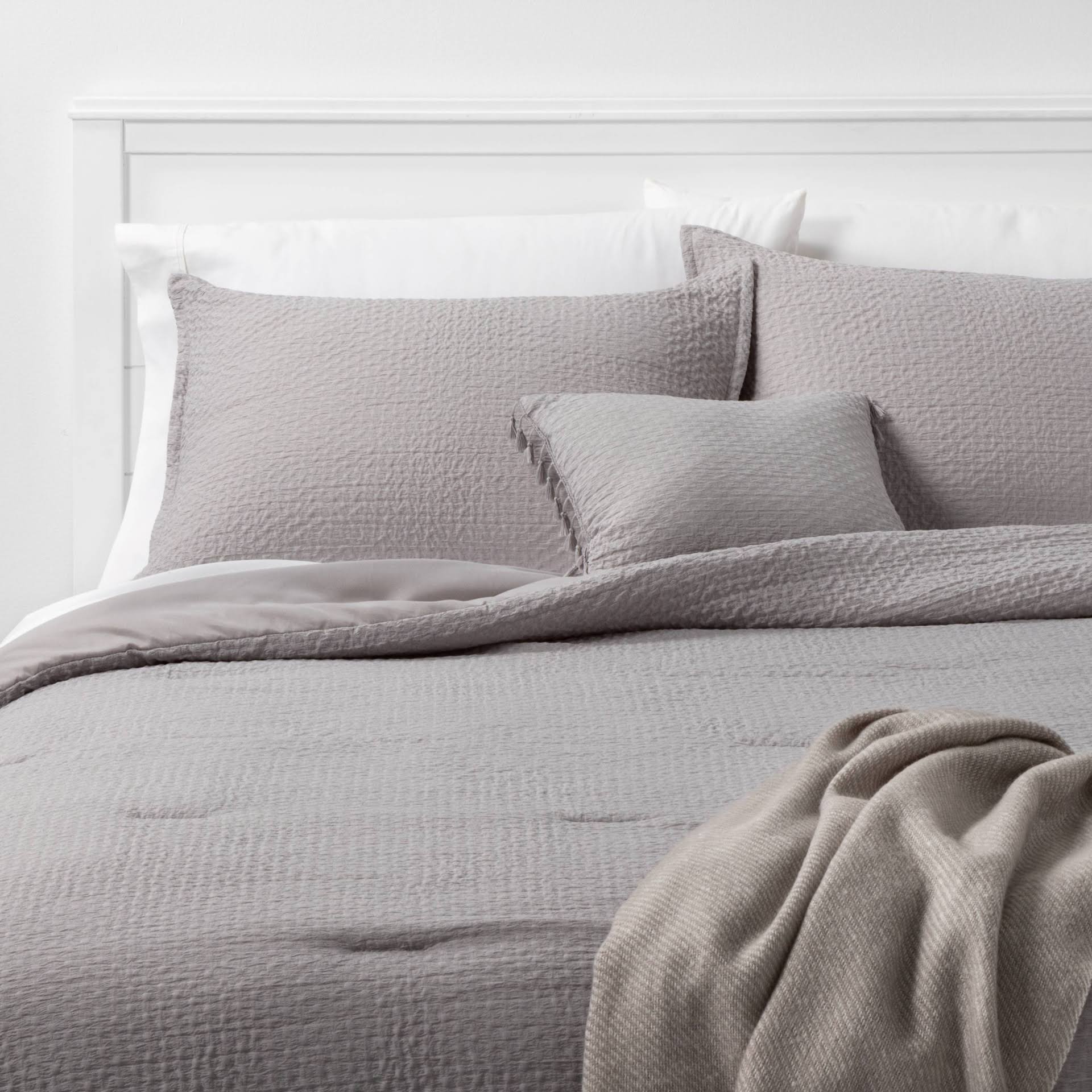 de7a4c89037131f1fef438929d33594b67190f17b8e83397a2d2aaf3ce4a6640.jpg King 5pc Hollins Solid Comforter Set Gray - Threshold - Image 1