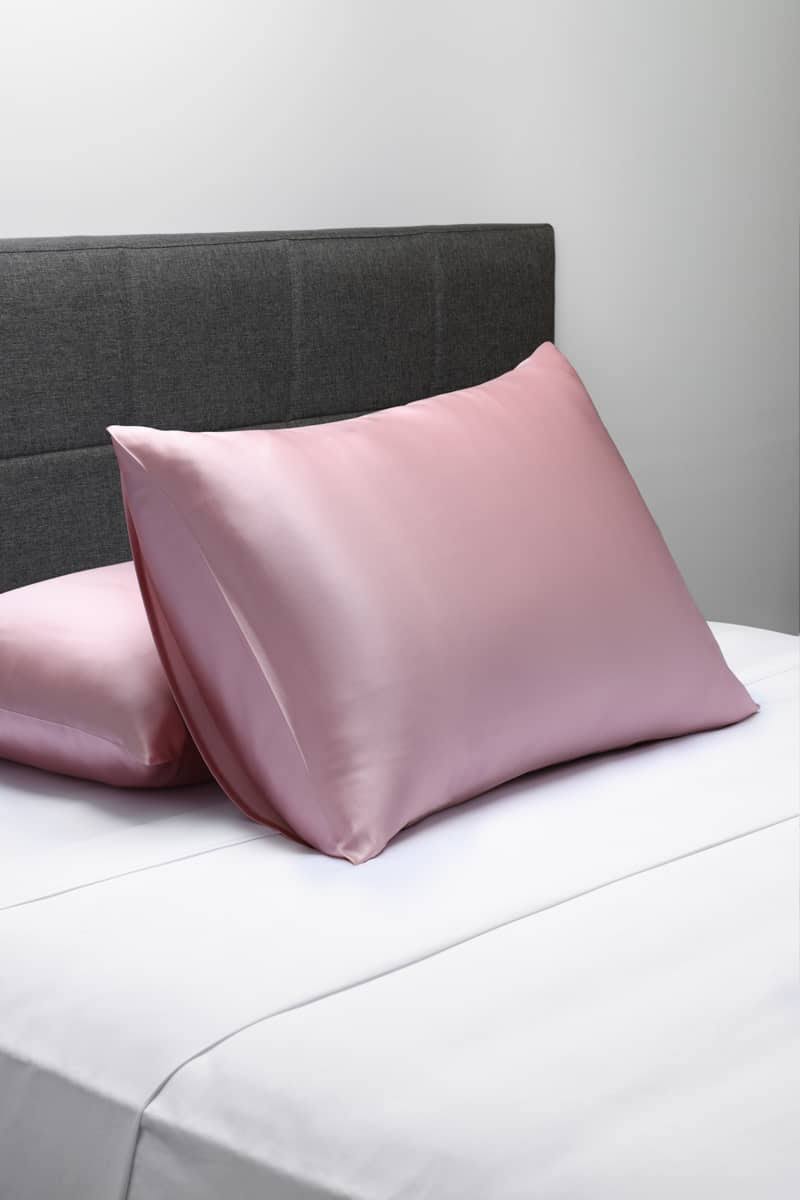 df6f51c32ce1f58d83a3cd39a702cff91cdaca251724b85299591f7879e767b4.jpg Fishers Finery 25mm 100% Pure Mulberry Silk Pillowcase, Good Housekeeping Winner (English Rose, Queen) - Image 1