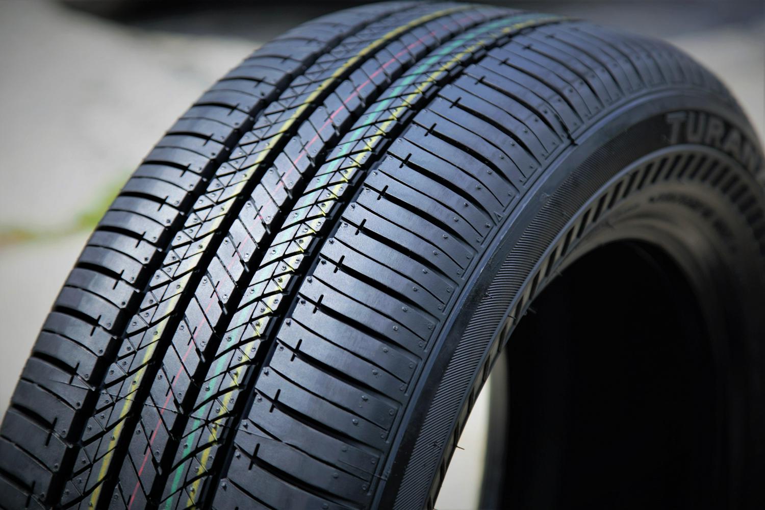 e4484231c16dc8307d6313890685ad0690036d793593a5328f0aaf6e510f6e6e.jpg Bridgestone Turanza EL400 - 02 P205/55R - 16 89 H Tire - Image 1