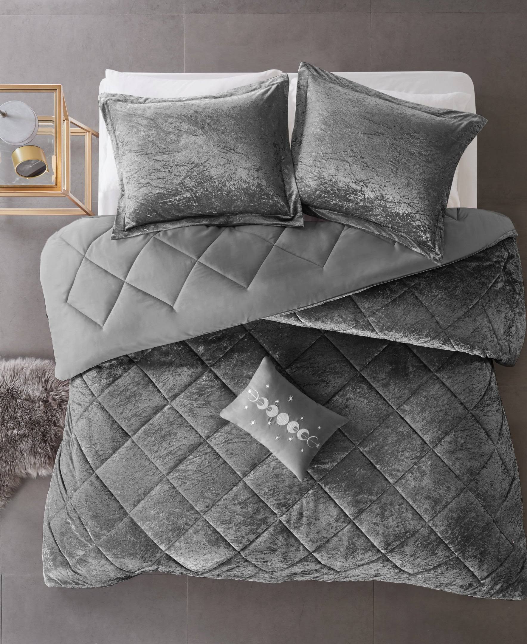 e8b6ed0e5a182487535d054c0708cdc43ed7176d756102aa45b80ccbbfdbb4b4.jpg Intelligent Design - Felicia Velvet Comforter Set - Full/Queen - Grey - Image 1