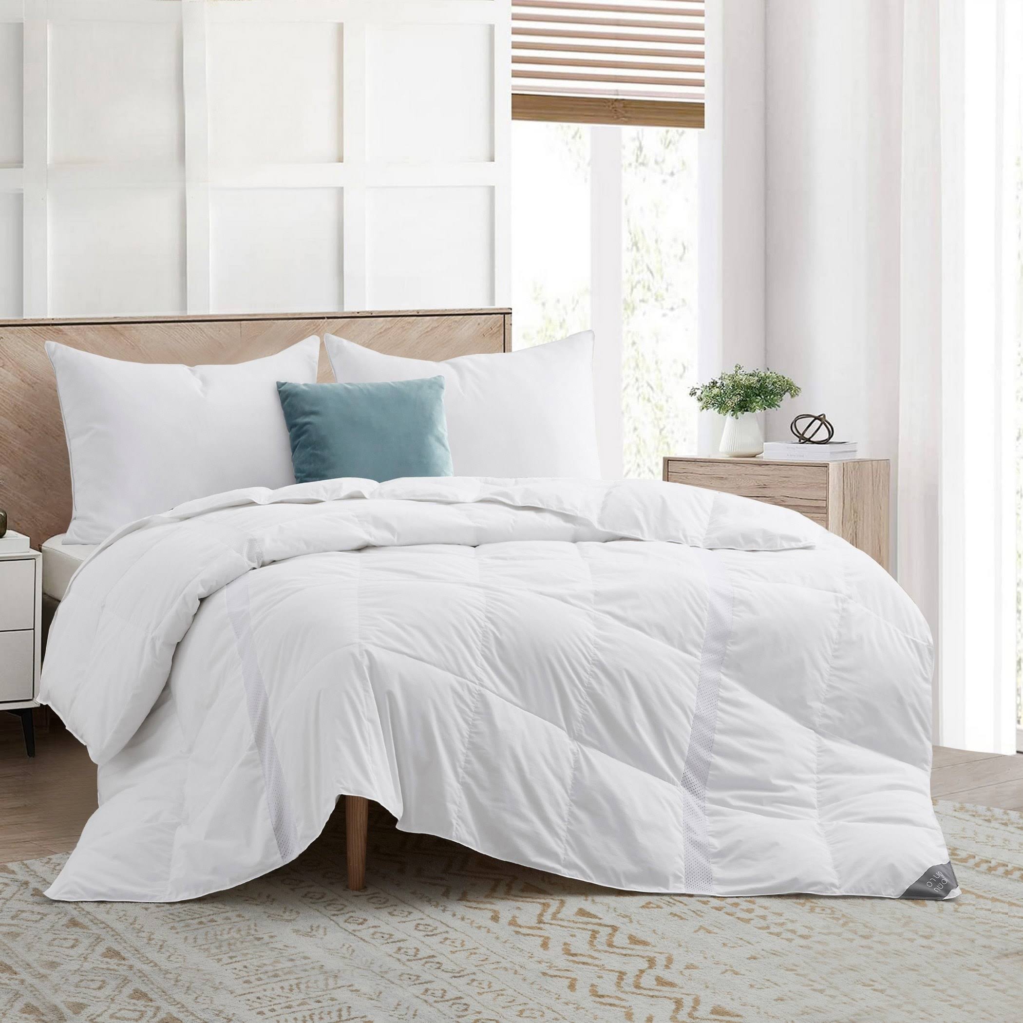 ea2d093c1a2454a35bbe4cd717706ab7ee491e610e658c289f30fcabbac96aa4.jpg Puredown Lightweight Cooling Breathable White Down Comforter King - Image 1