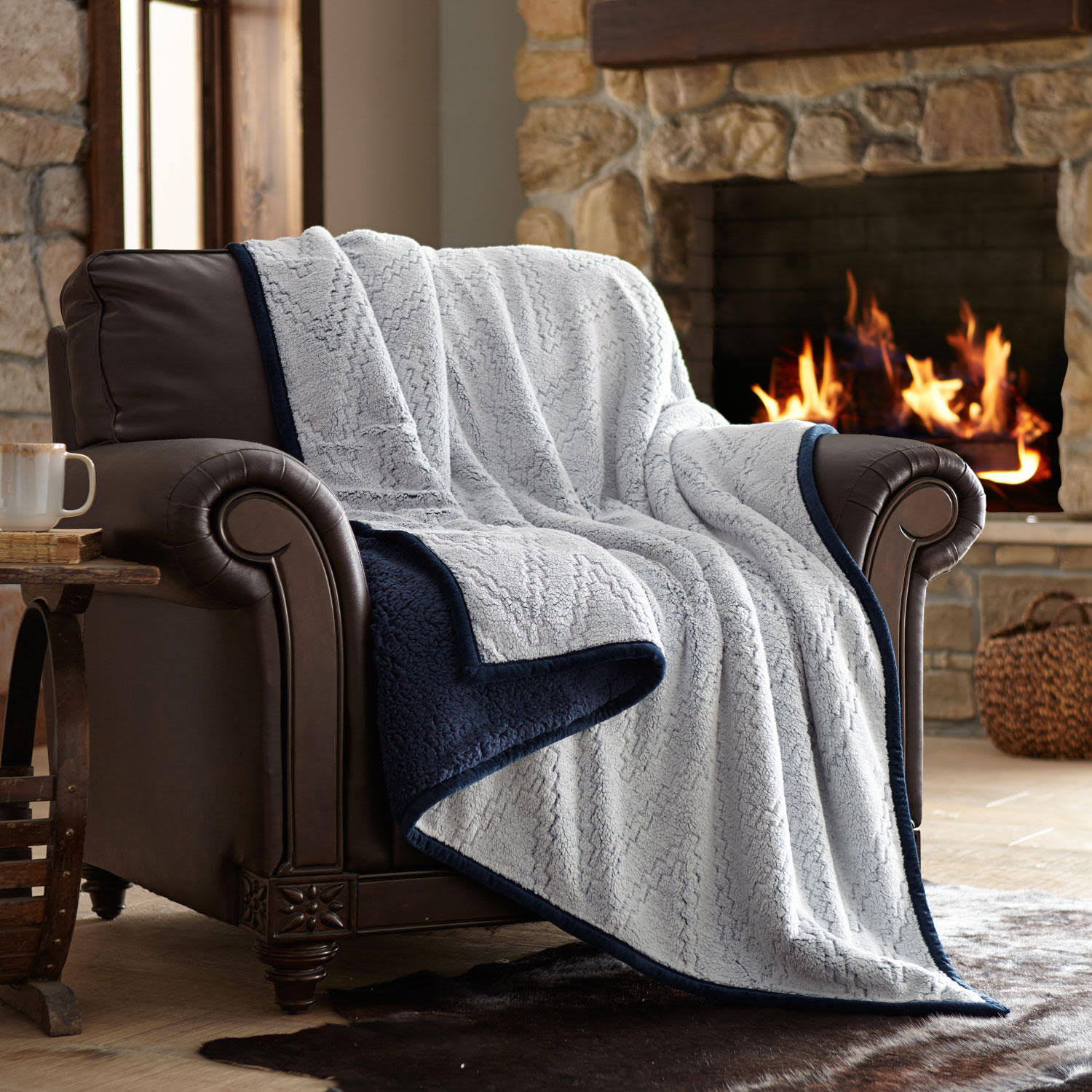 ed3cbb8966e880b692172422e9d25c2fb78f31860cd2e0f7b4e0b73e7c3f9295.jpg Member's Mark Oversized Cozy Throw-Navy Weston Chevron Frosted Hot Pressed - Image 1
