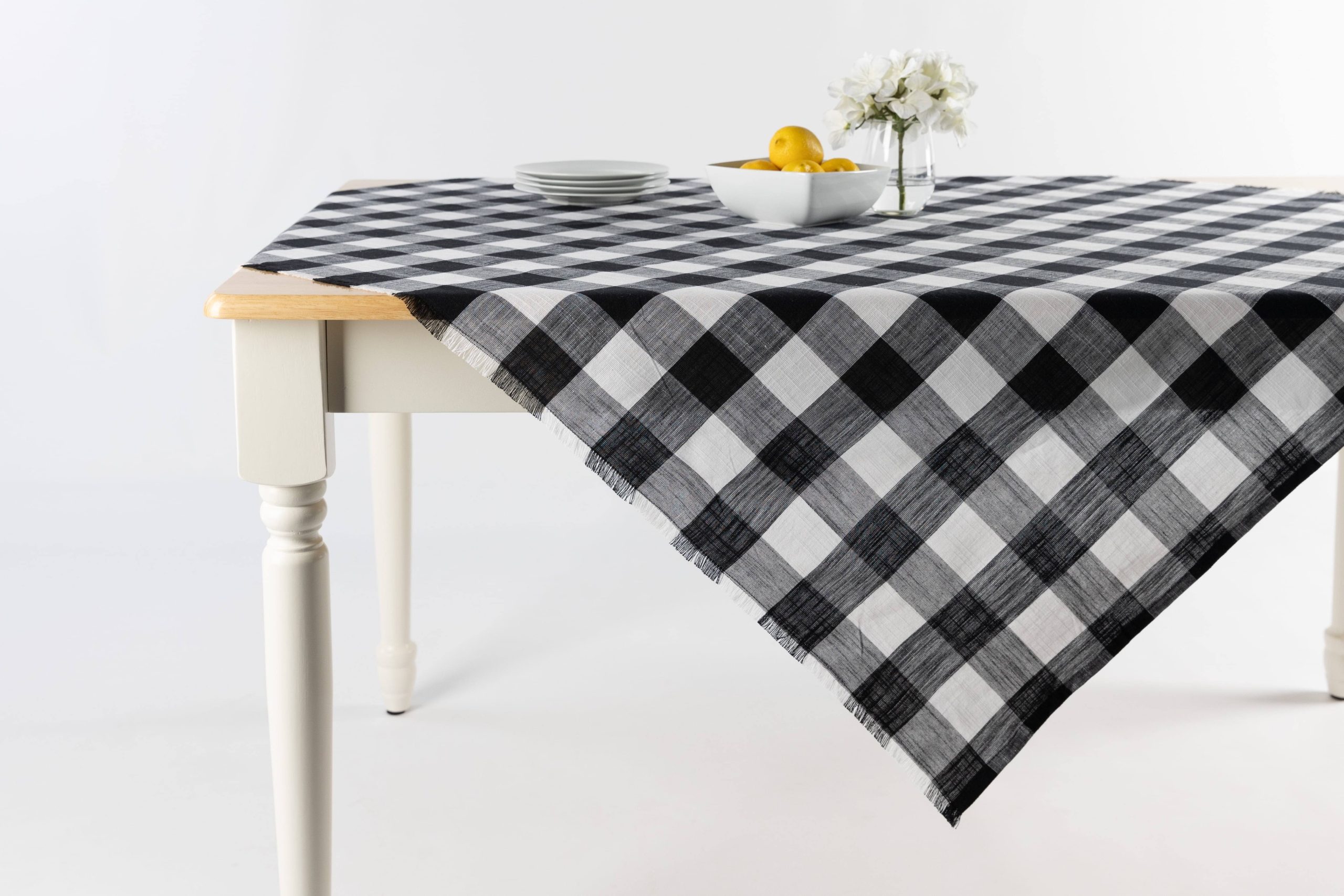 f4a832cccbb19adf3c77322600556fef298bdc4e97d4277a4d7a1d2904f913f2.jpg Mainstays Buffalo Plaid Woven Cotton Table Throw - Black & White - 1 Each - Image 1