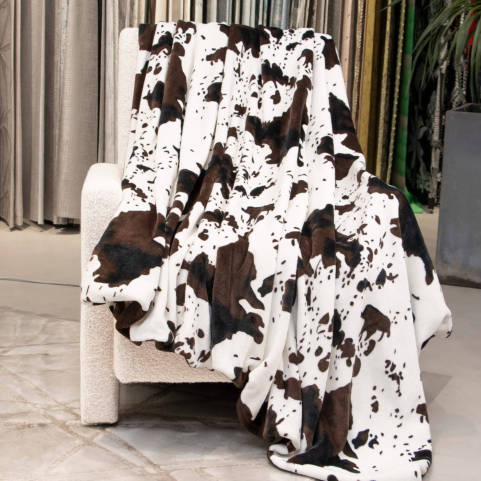 f76fef300d0f8b2e5e761dd2d75c768c6e31c03e6fd831beff1323308ba39643.jpg Fleece Blanket Cow Print Soft Throw Blanket Lightweight Throw Blanket - Image 1