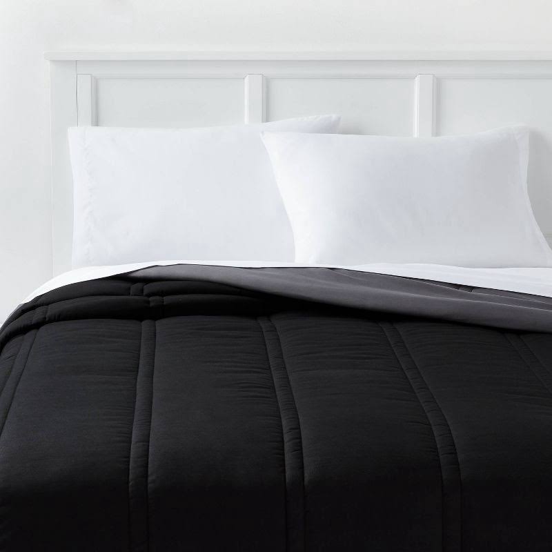 f80d72642fdee333b058bf21076b1a1fd71b21d47432743896257128d6f0c335.jpg King Lofty Microfiber Comforter Black - Room Essentials - Image 1
