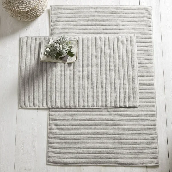 The White Company Ribbed Hydrocotton Bath Mat in Pearl Grey