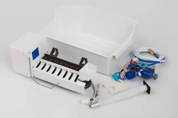 Hisense Top Freezer Refrigerator Ice Maker in White | HIMT30G01