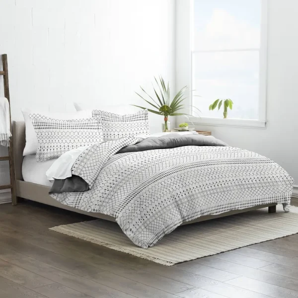 Home Collection Etched Gate Pattern 3 Piece Reversible Duvet Cover Set Twin/Twin in Gray | XL