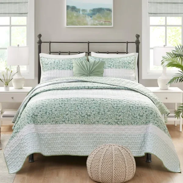 Madison Park Caralie 4 Piece Seersucker Quilt Set with Throw Pillow, Green, King/California King