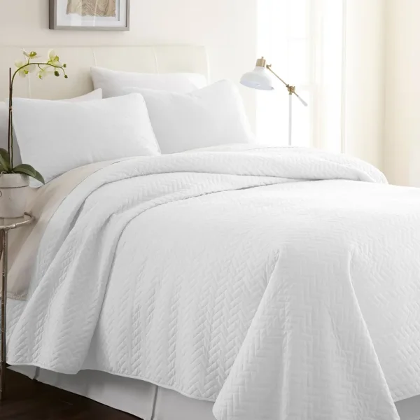 Luxury Inn Premium Ultra Soft Herring Pattern Quilted Coverlet Set, White, King/California King, Herringbone Pattern